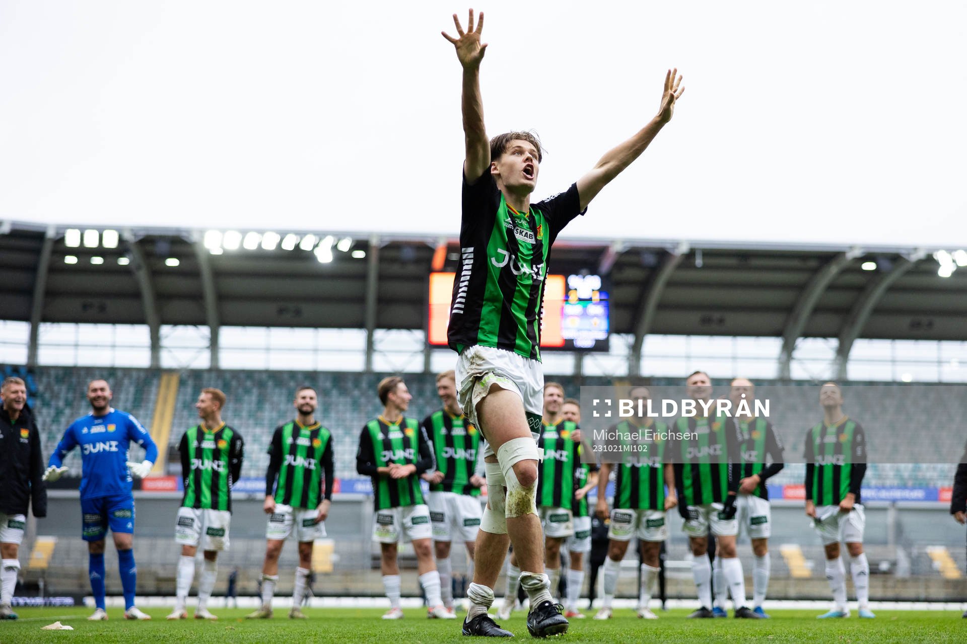 GAIS Axel Henriksson jublar och håller i segersång efter fotbollsmatchen i Superettan mellan GAIS och Östersund den 21 oktober 2023 i Göteborg.