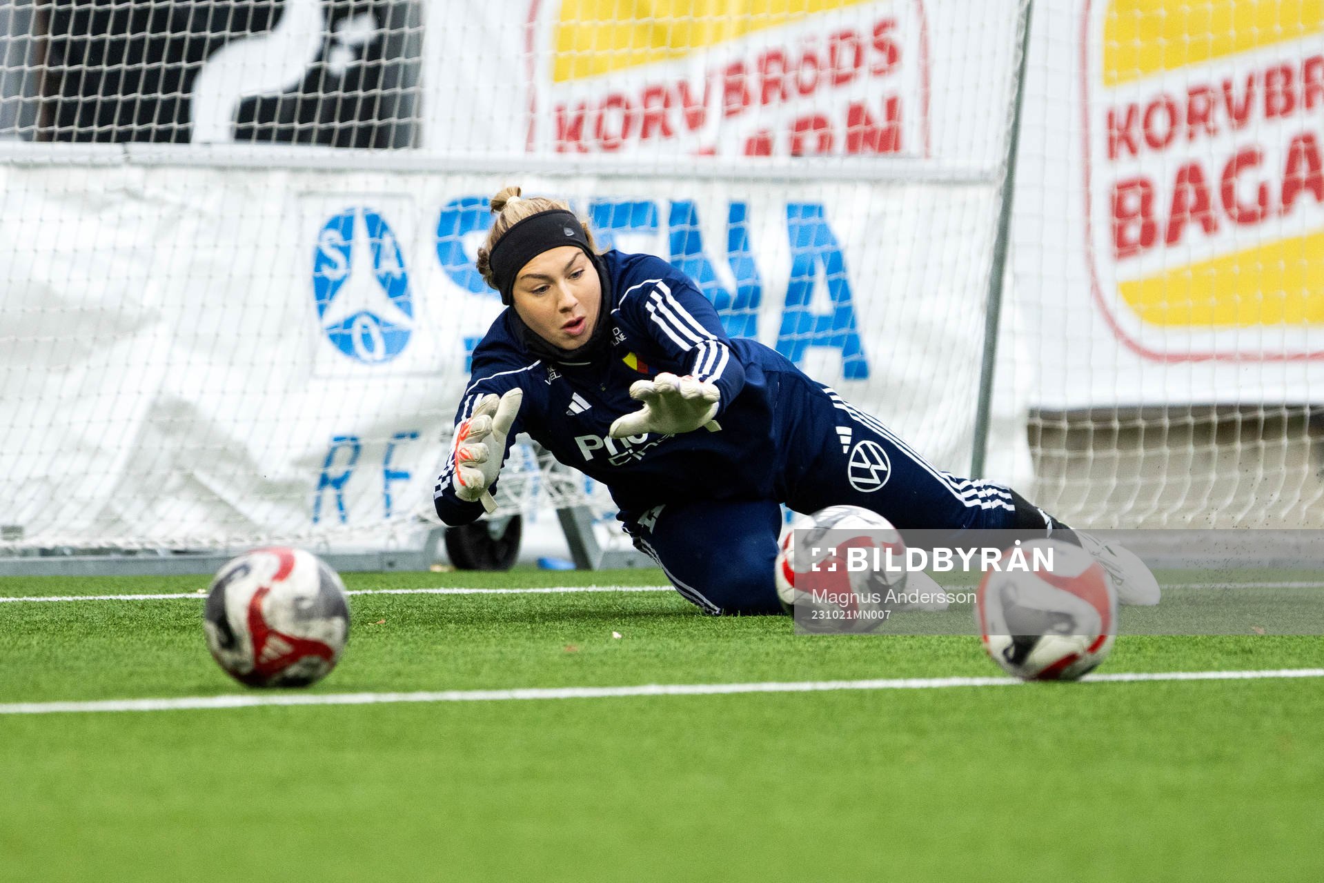 Djurgårdens målvakt Katelin Talbert  på uppvärmningen