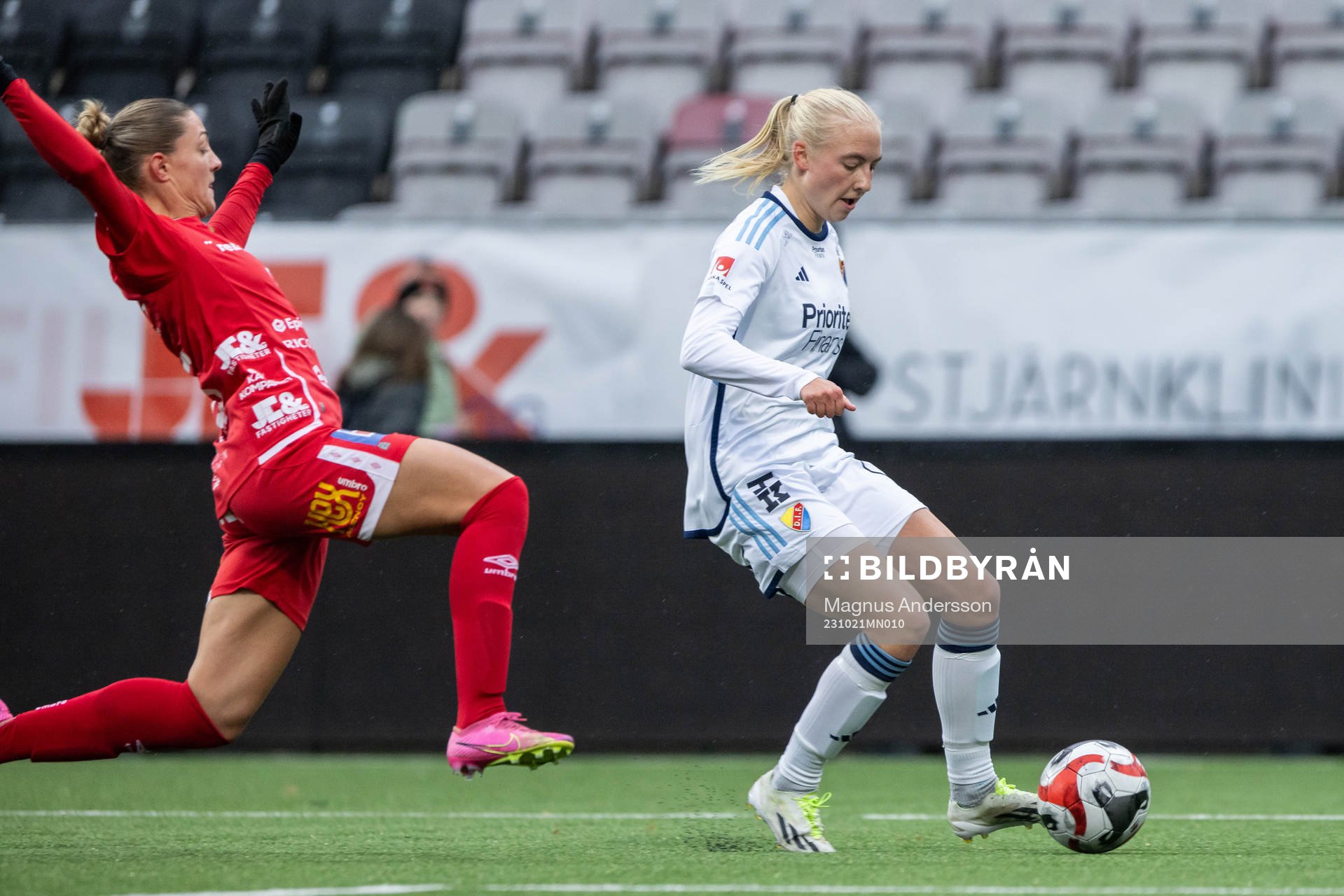 Örebros Hannah Davison och Djurgårdens Stinalisa Johansson under fotbollsmatchen i Damallsvenskan mellan Örebro och Djurgården den 21 oktober 2023 i Örebro.