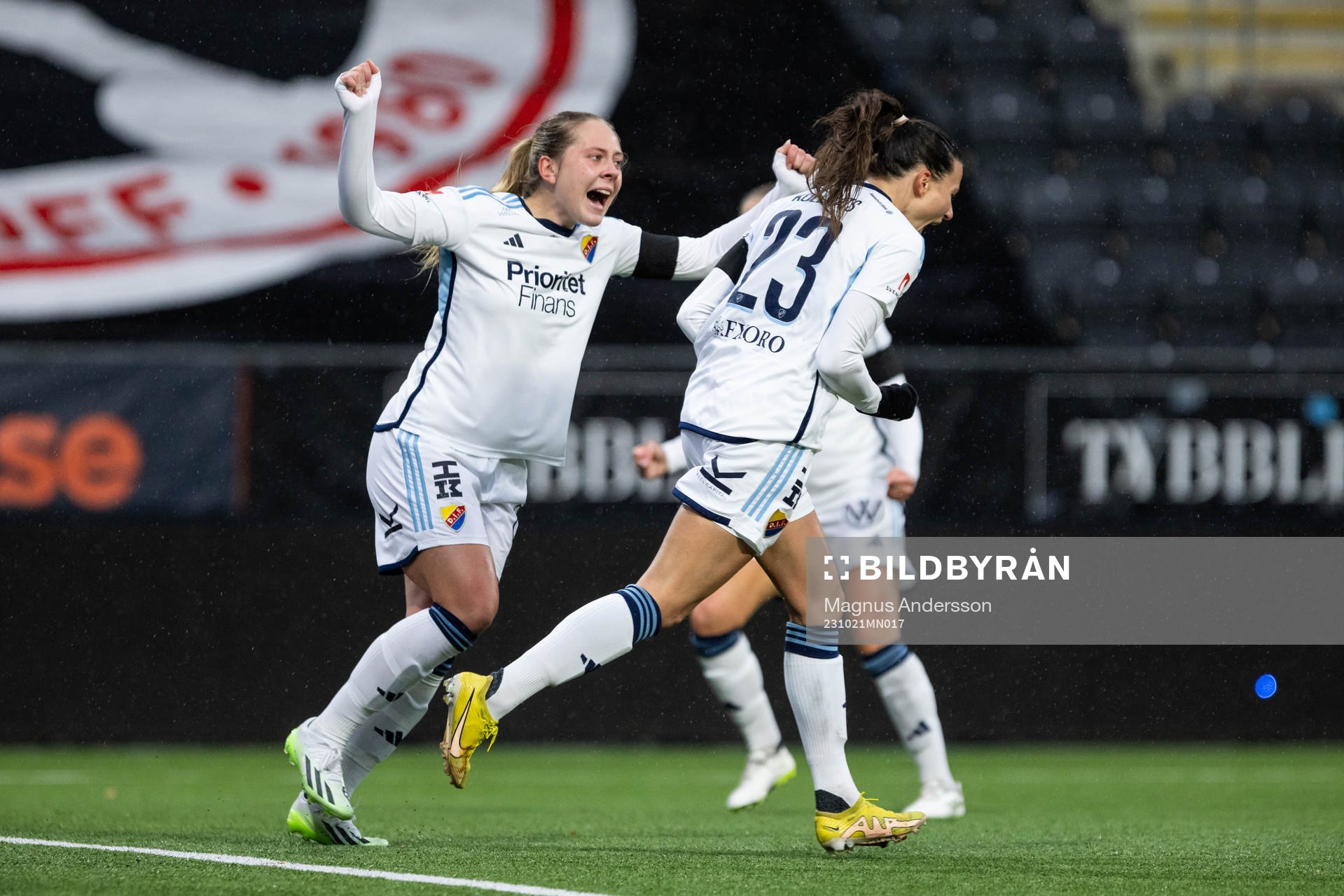 Djurgårdens Alice Bergström och Beata Kollmats jublar