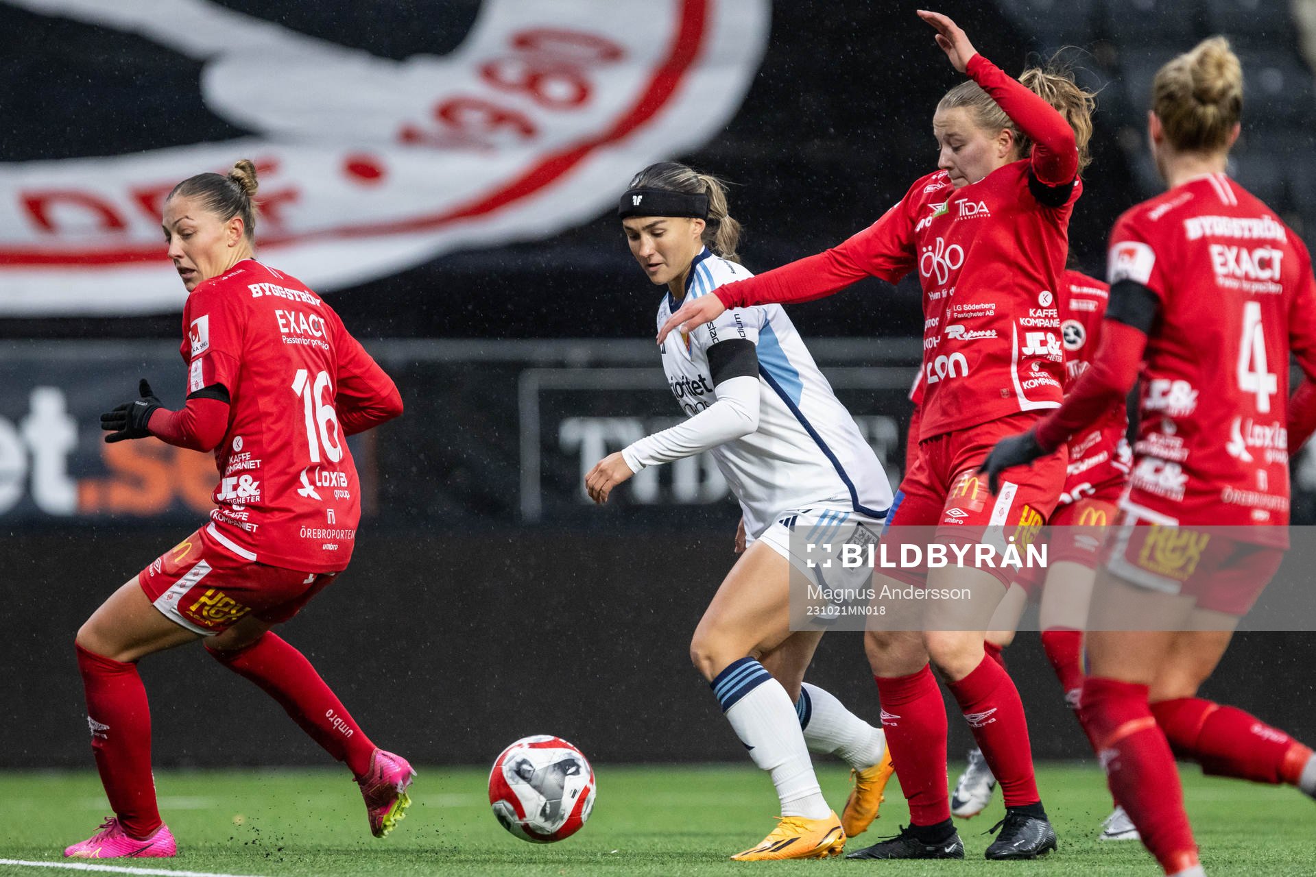 Djurgårdens Lova Lundin och Örebros Inka Sarjanoja
