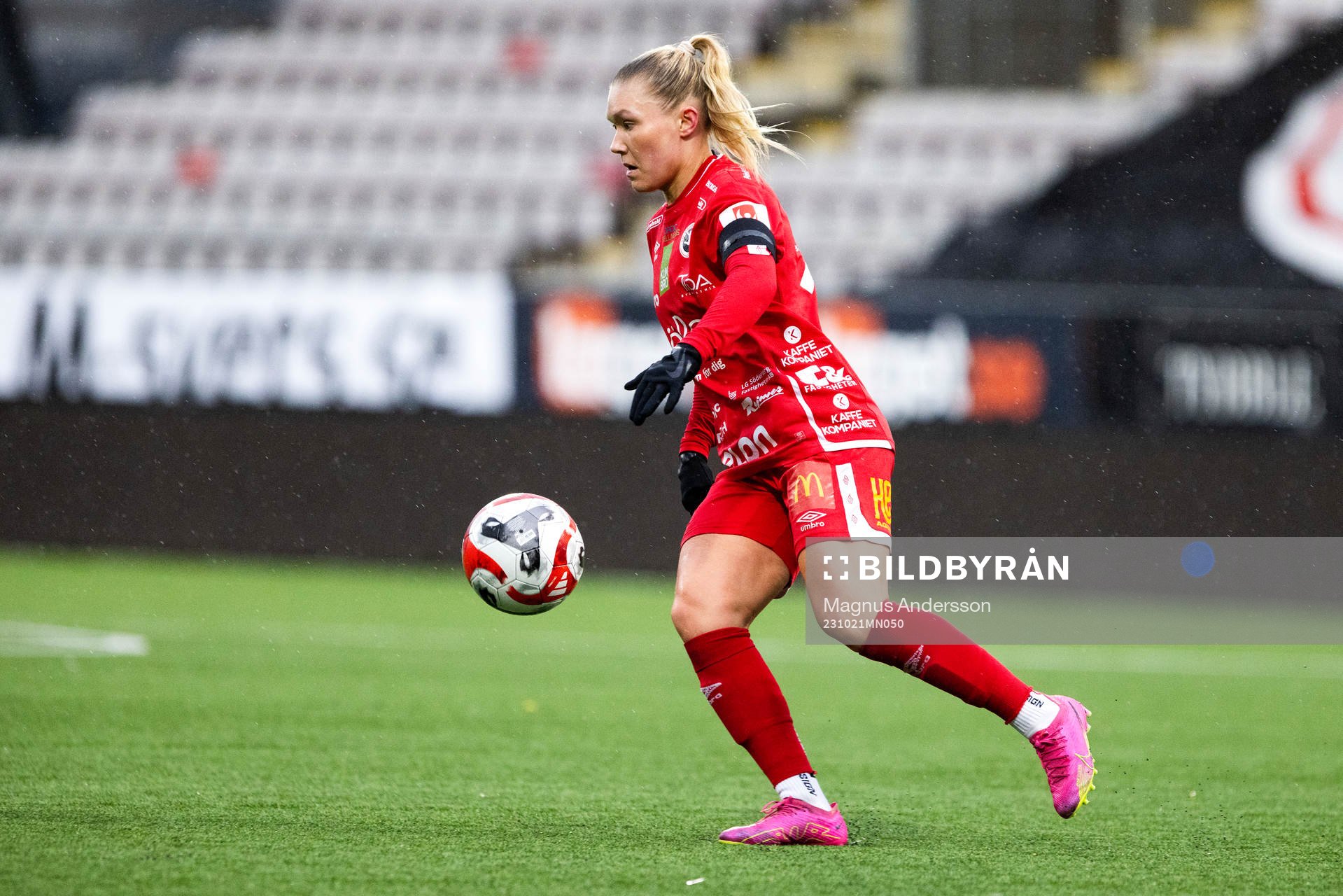Örebros Emma Peuhkurinen under fotbollsmatchen i Damallsvenskan mellan Örebro och Djurgården den 21 oktober 2023 i Örebro. 