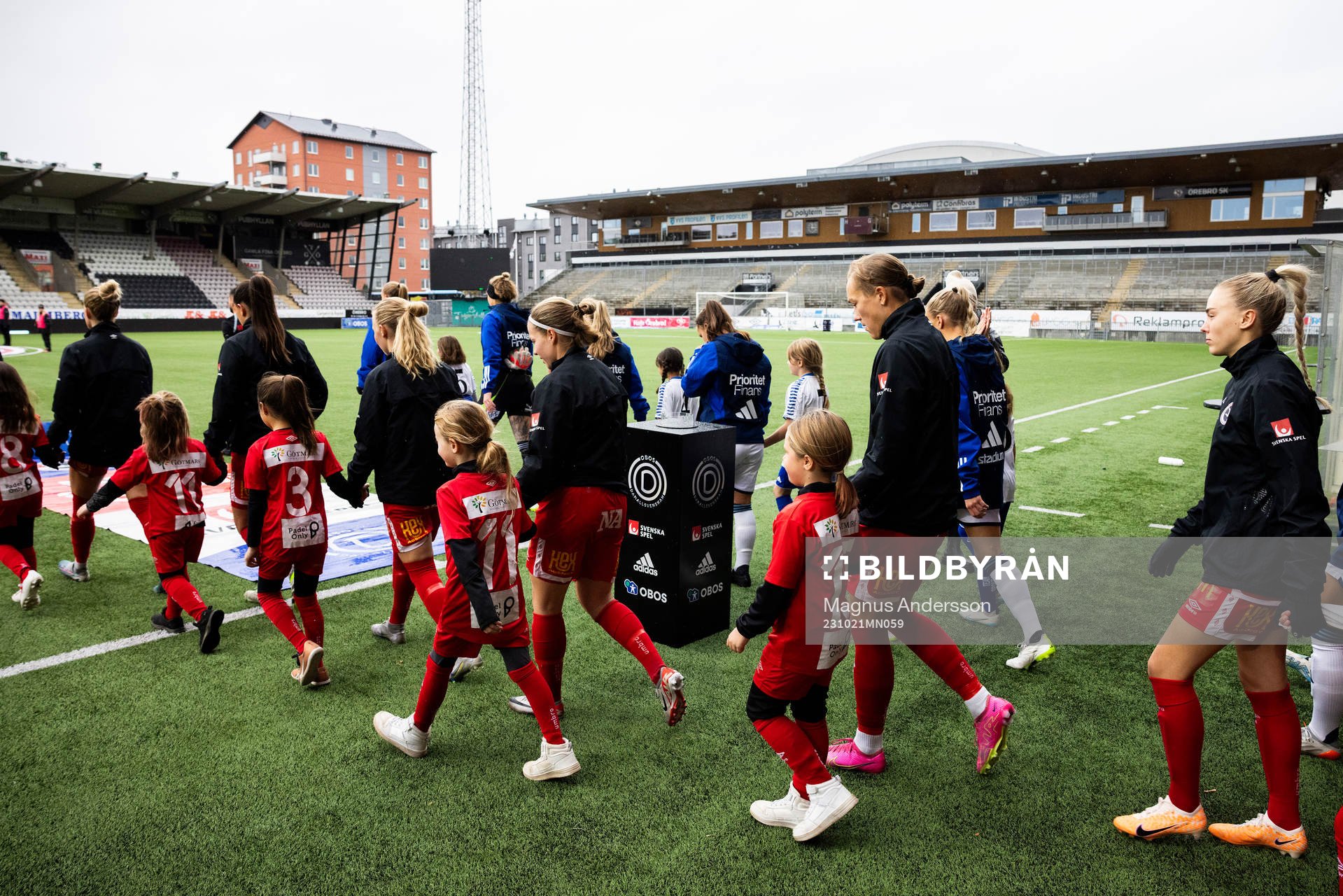 Örebros spelare och Djurgårdens spelare på väg in