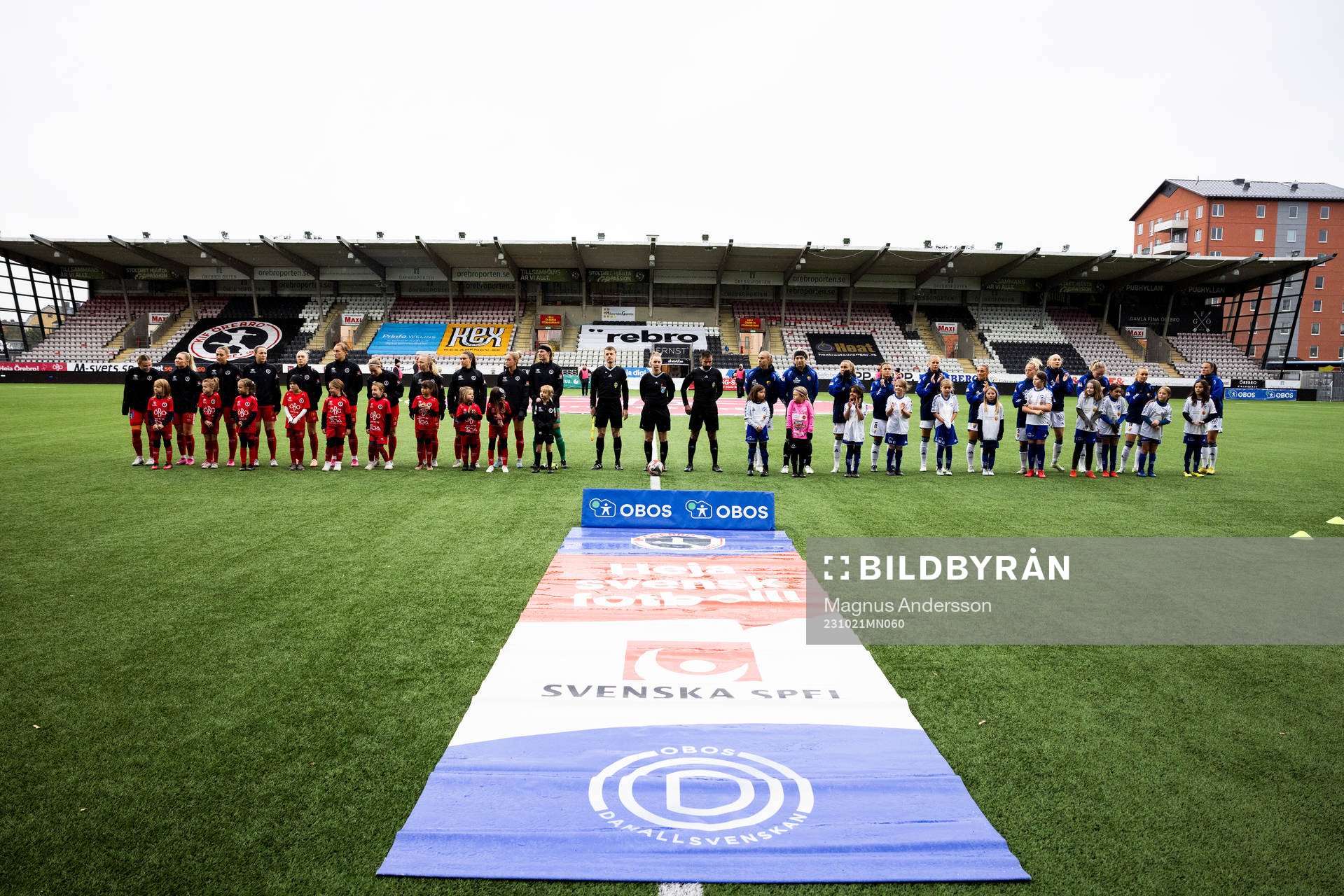 Örebros spelare och Djurgårdens spelare står uppställda