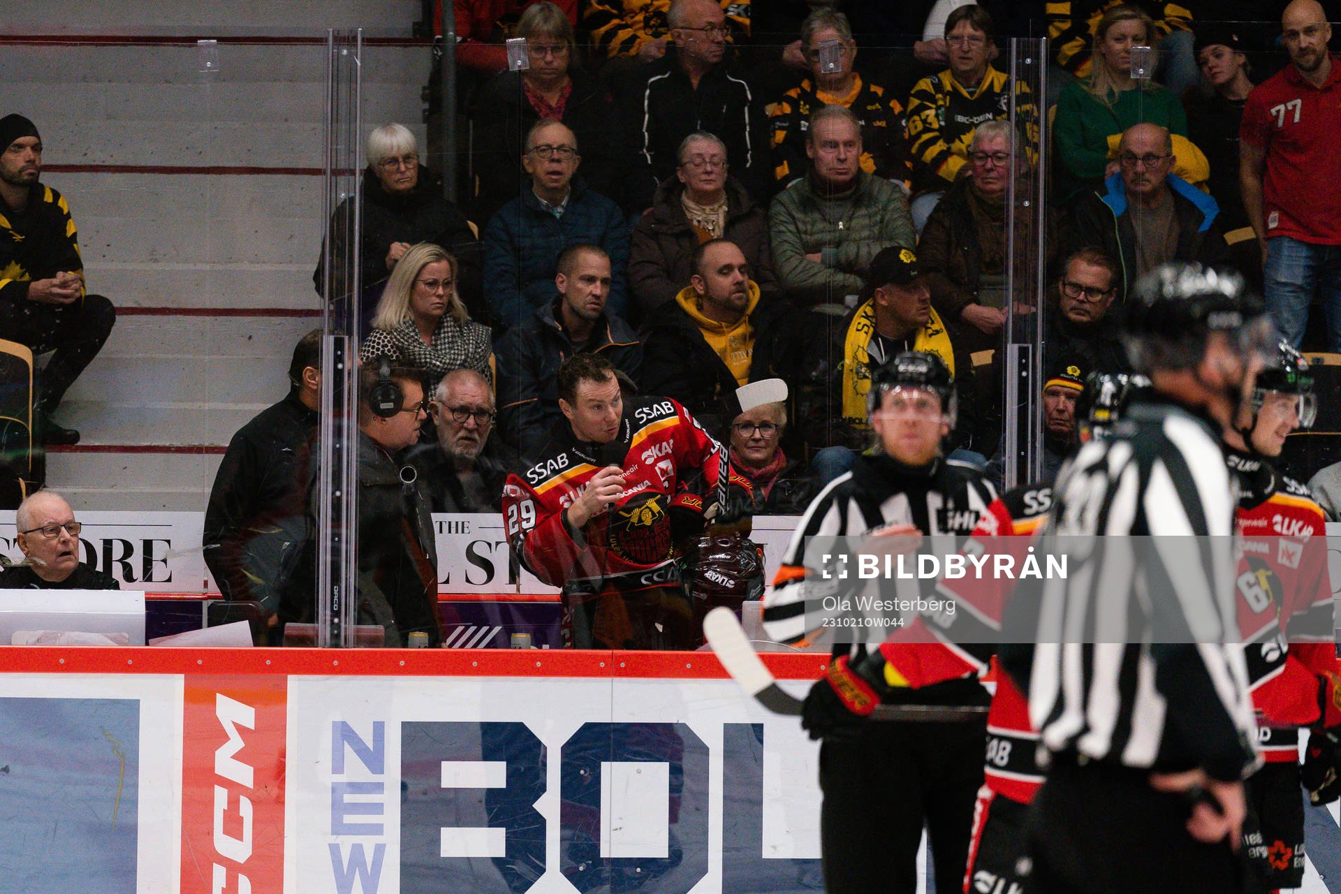 Luleås Erik Gustafsson pratar i micen mot Luleåfansen