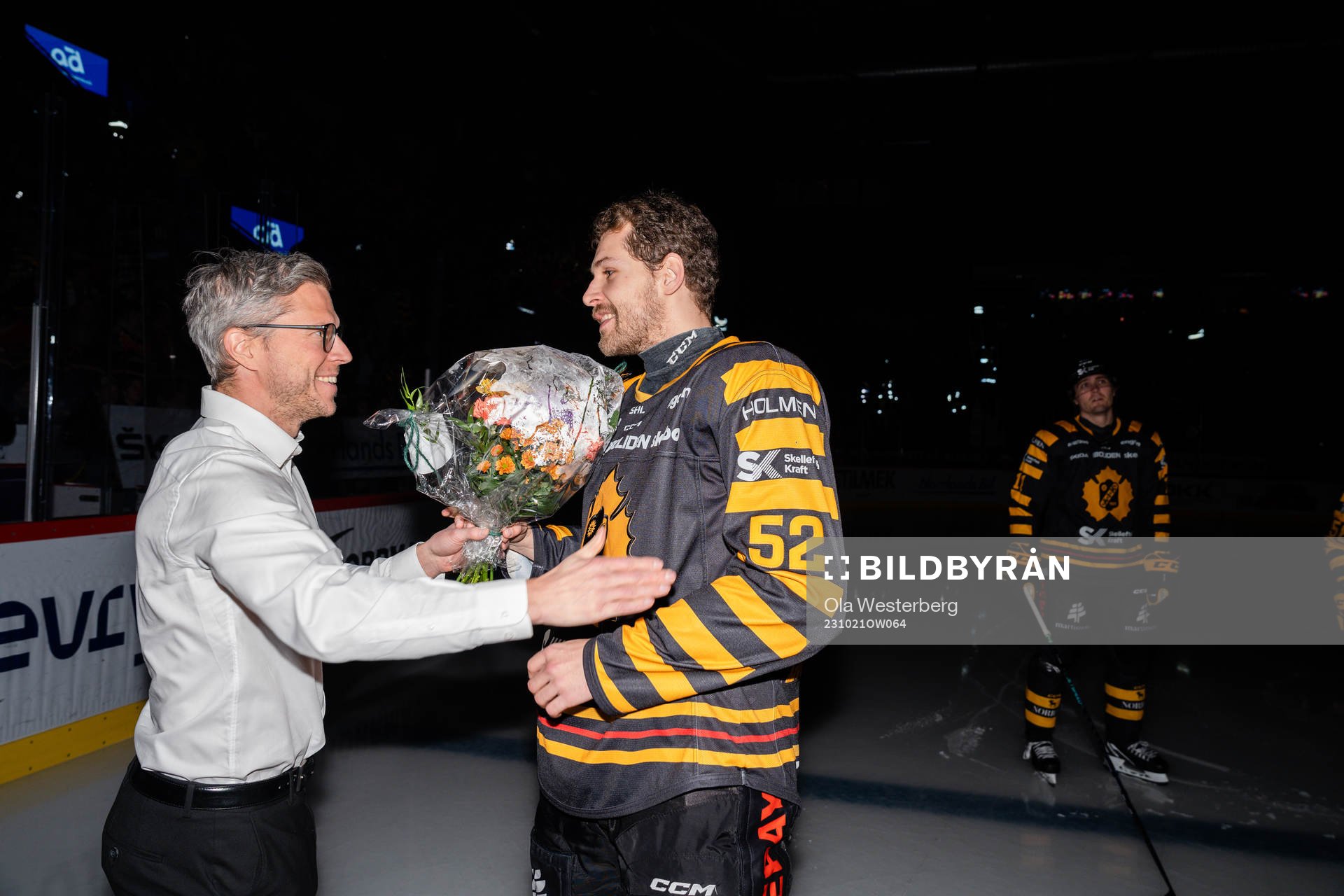 Skellefteås general manager Erik Forssell gratulerar