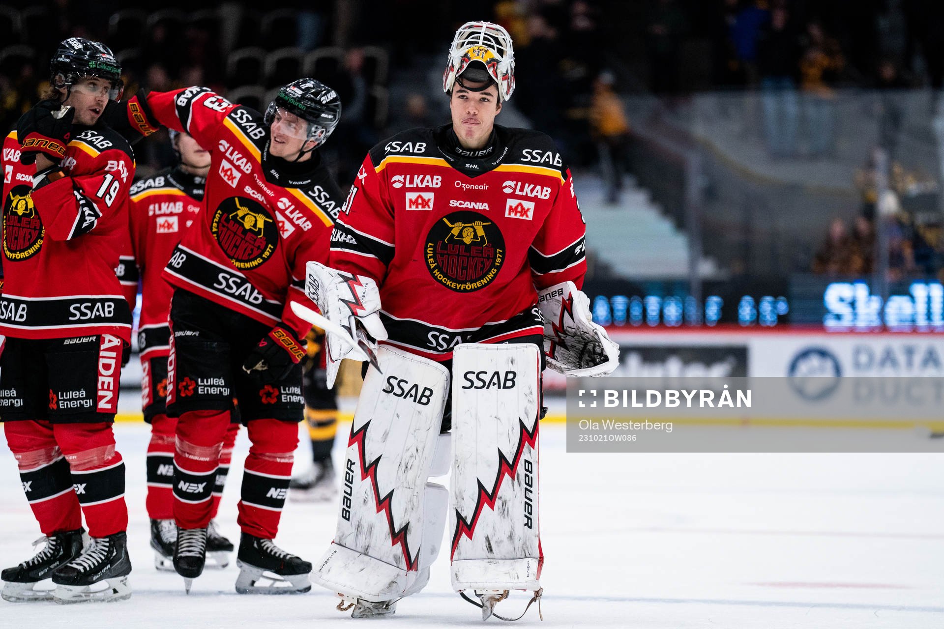 Luleås Mario Kempe och målvakt Matteus Ward jublar