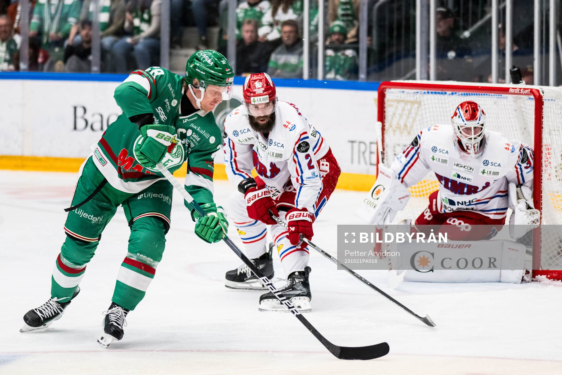 Rögle BKs Anton Bengtsson och Timrå IKs Per Svensson och