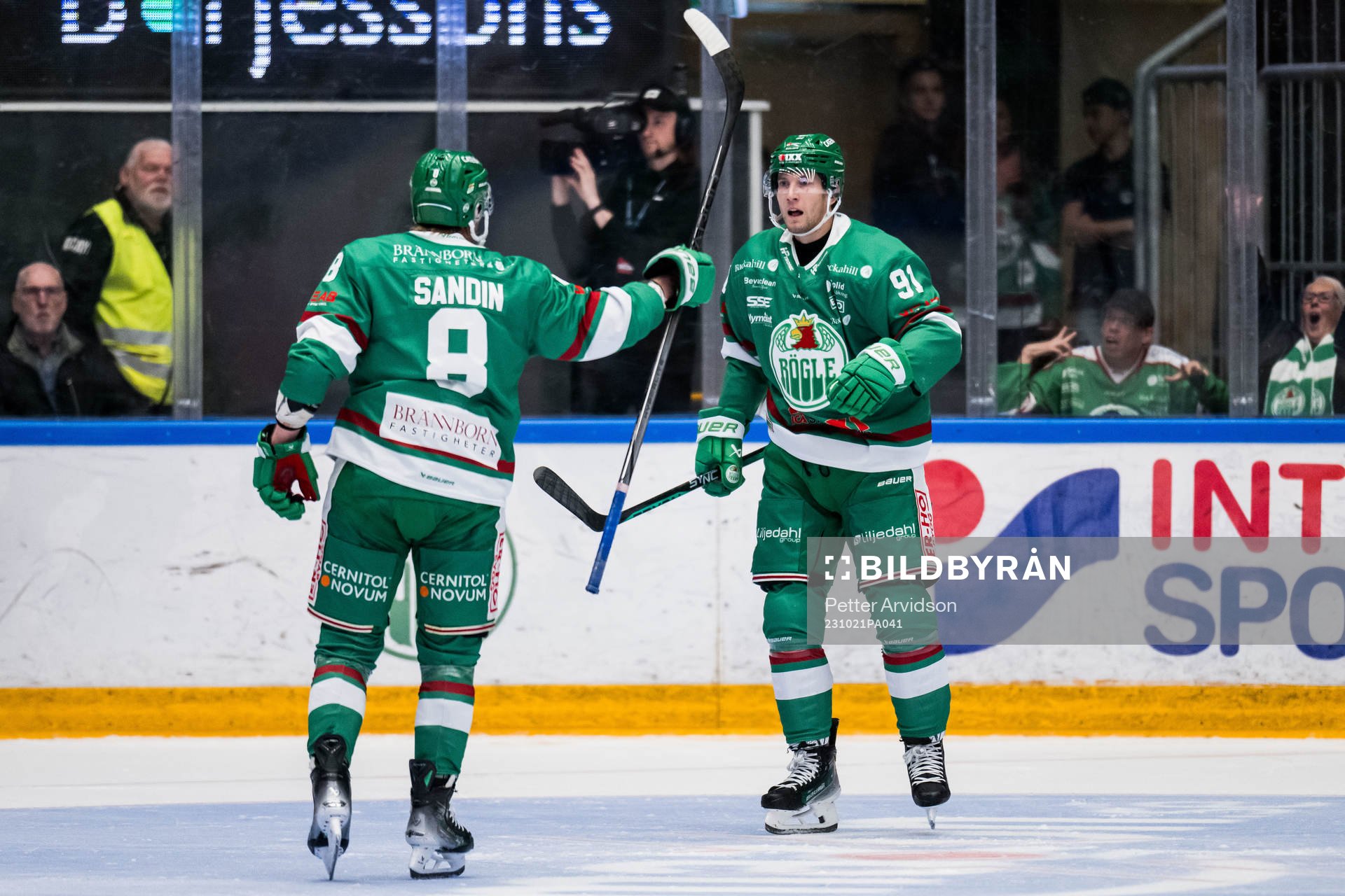 Rögle BKs Linus Sandin och Adam Tambellini jublar