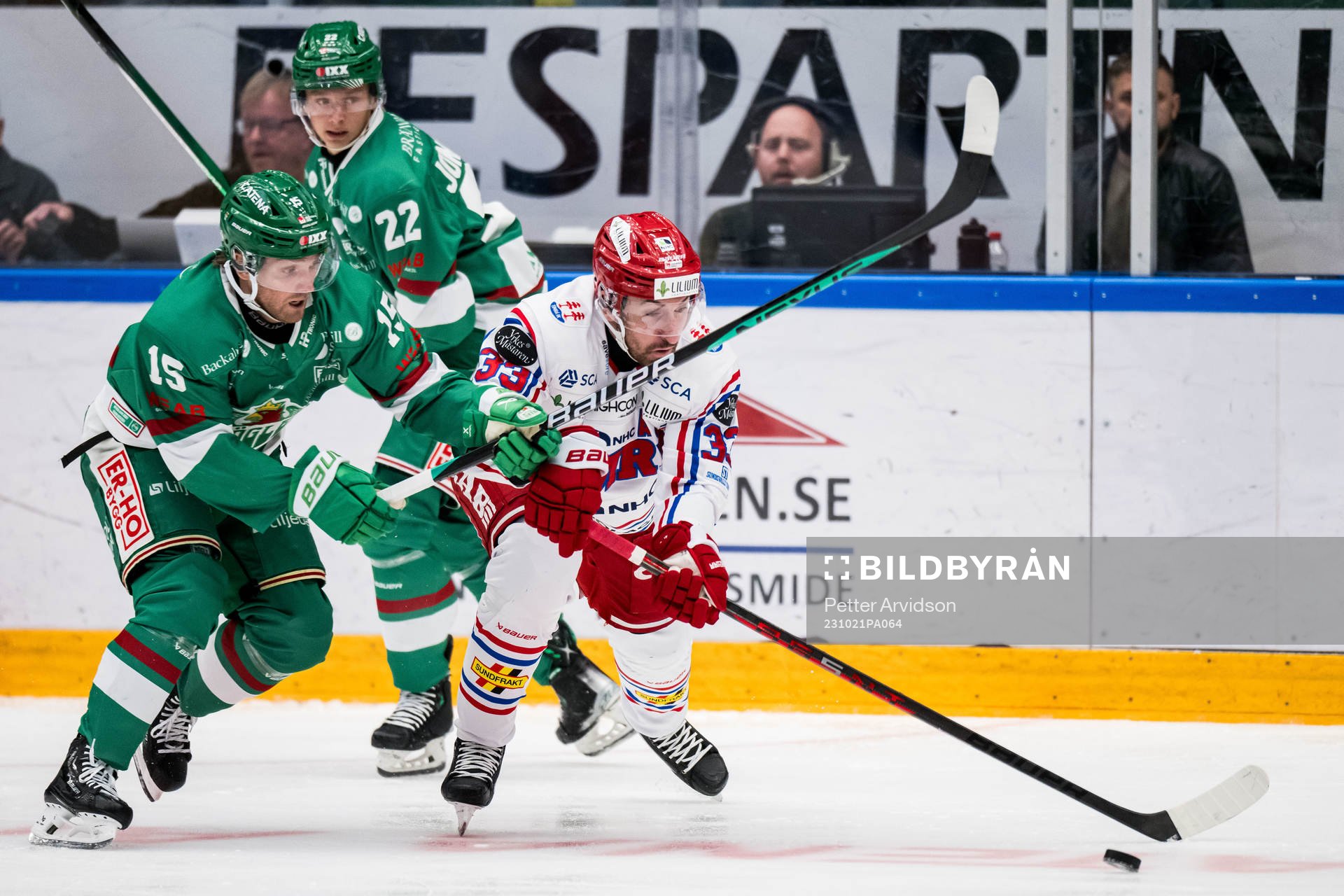Rögle BKs Simon Ryfors och Samuel Jonsson och Timrå IKs