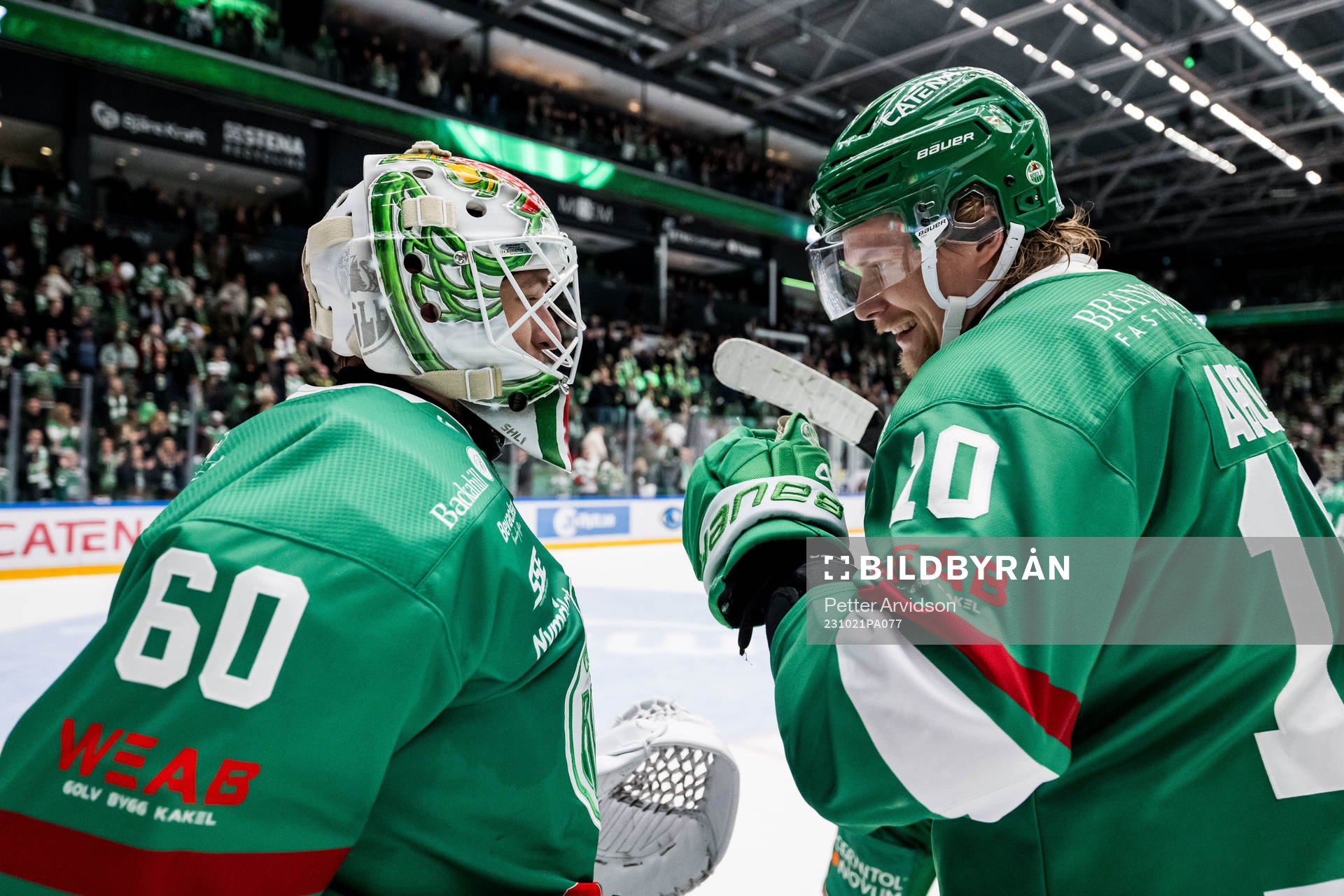 Rögle BKs målvakt Petr Kvaca och Rodrigo Abols jublar