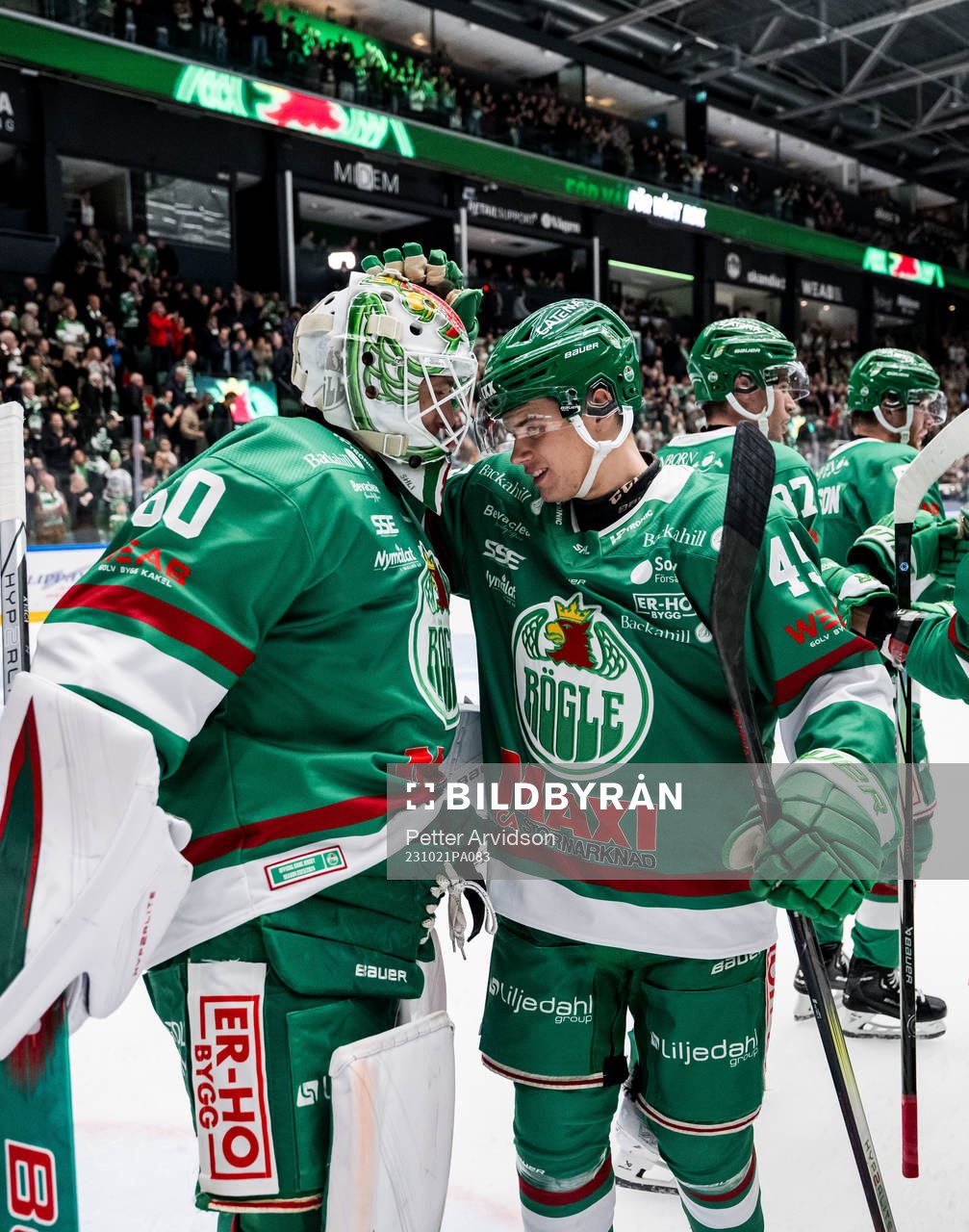Rögle BKs målvakt Petr Kvaca och Joel Olerot jublar