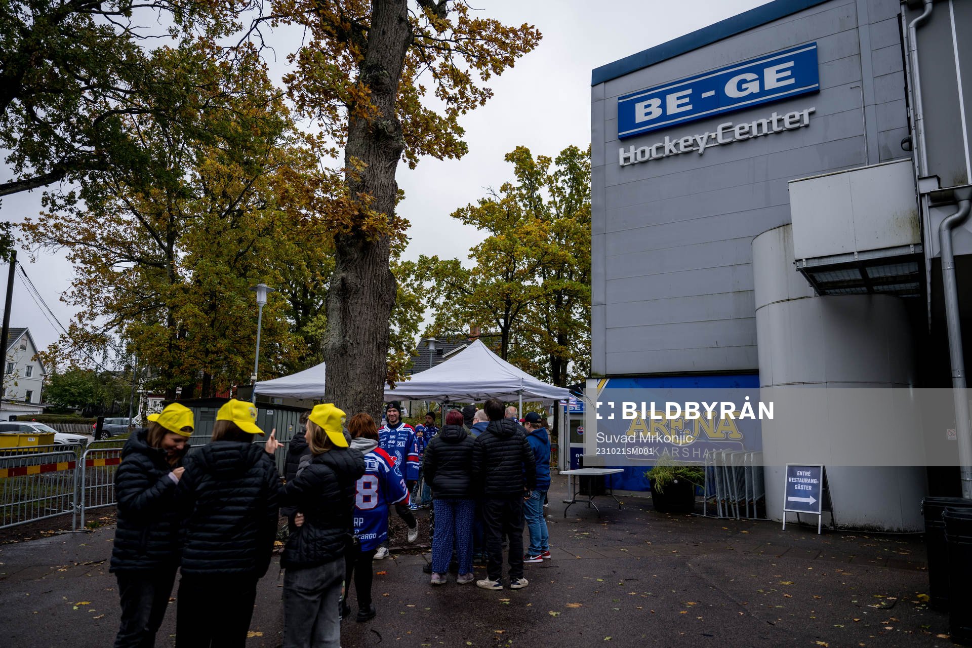Supportrar köar utanför Be - Ge Hockey Center