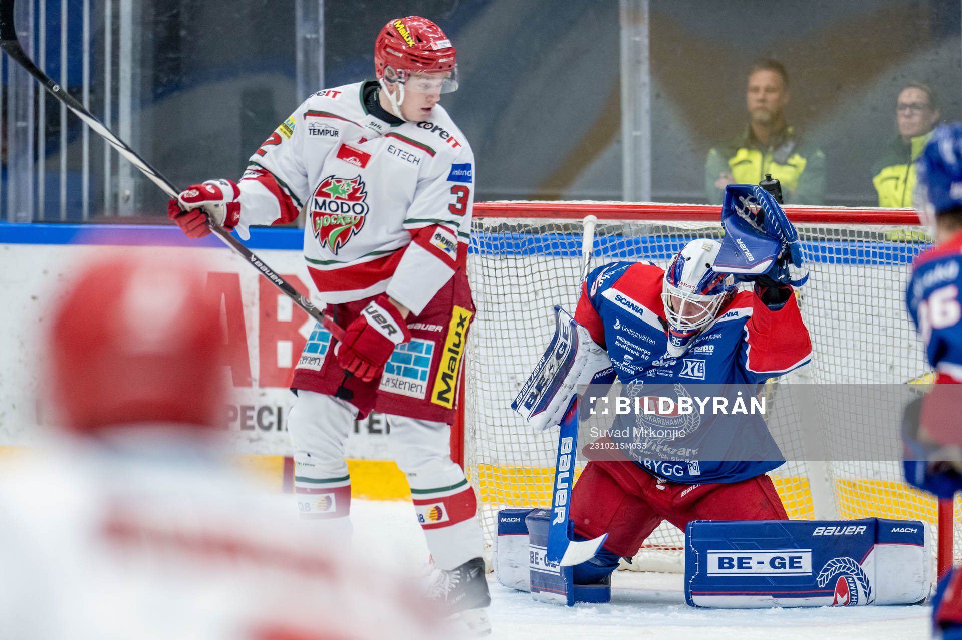 MoDos Theodor Niederbach och Oskarshamns målvakt Emil Kruse