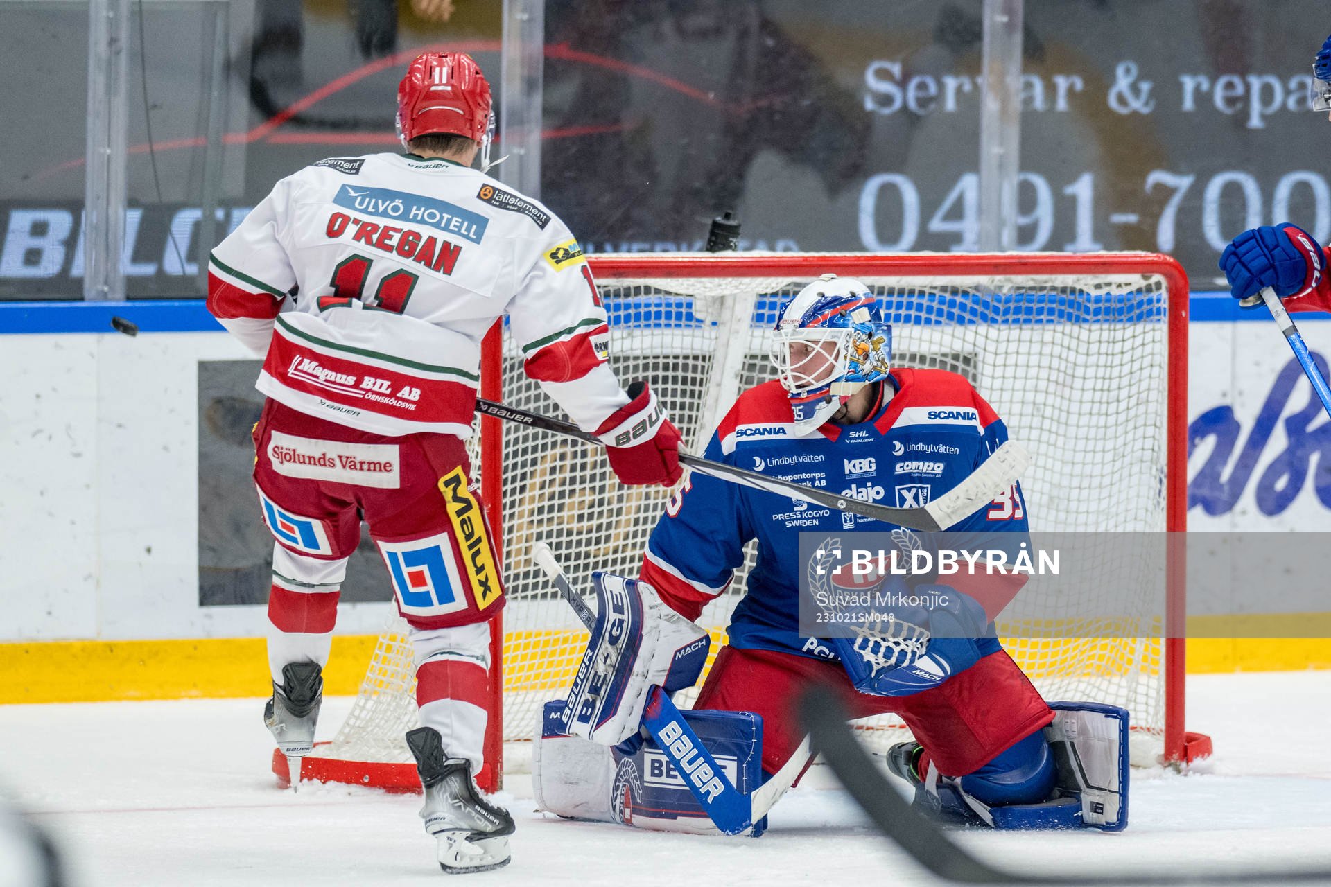MoDos Daniel O´regan och Oskarshamns målvakt Emil Kruse