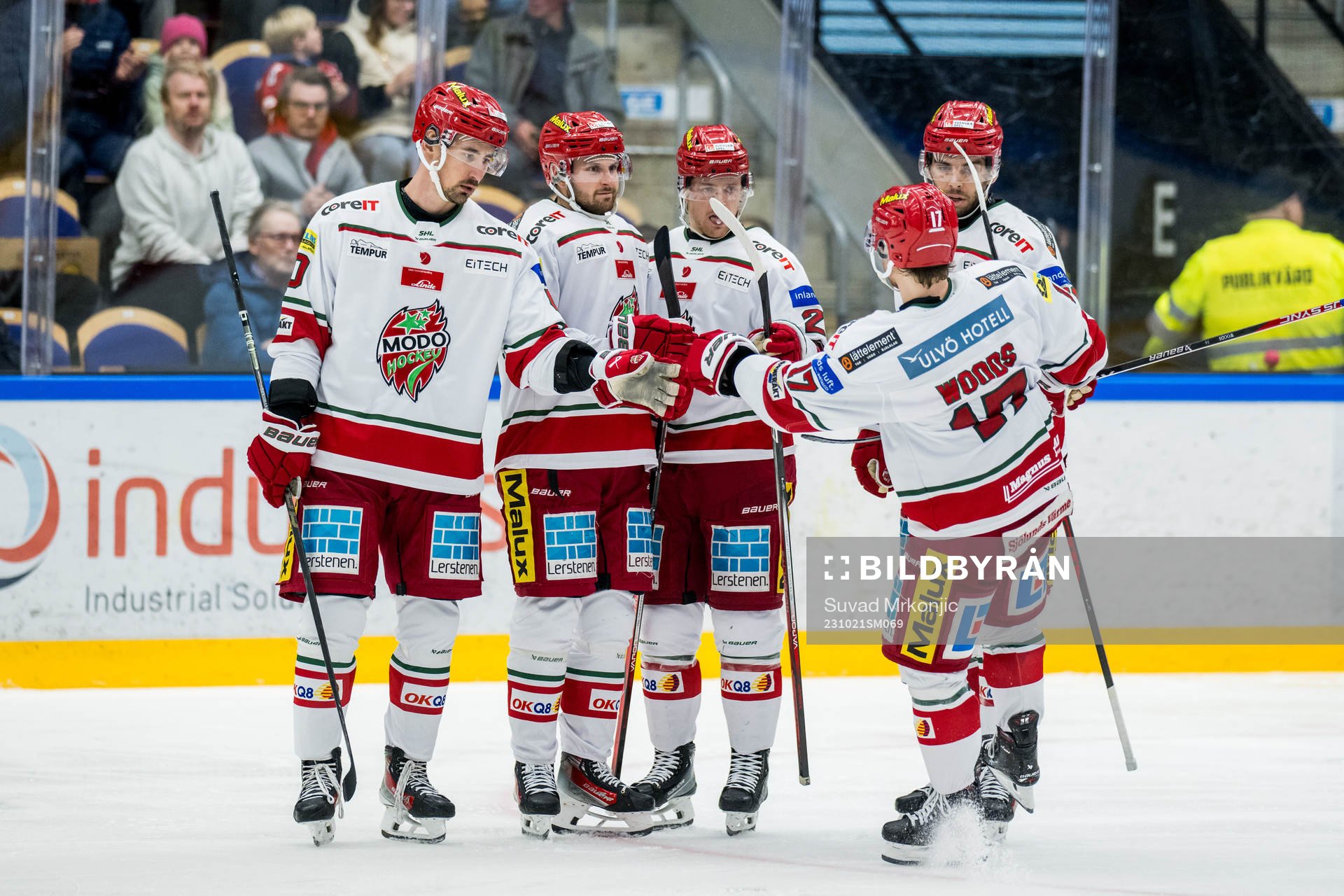 MoDos Pontus Näsén jublar med lagkamrater