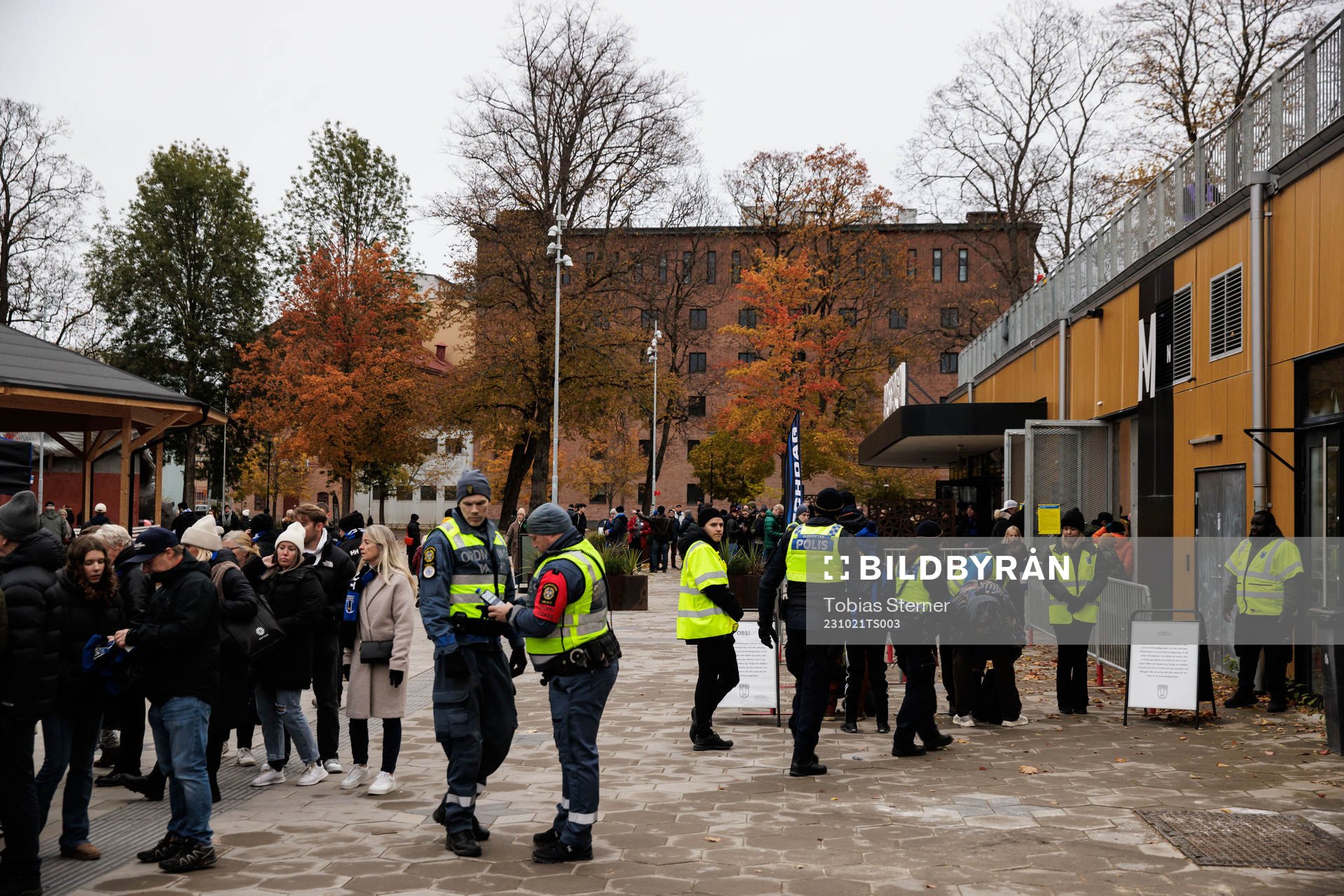Ordningsvakter och poliser utanför Studenternas