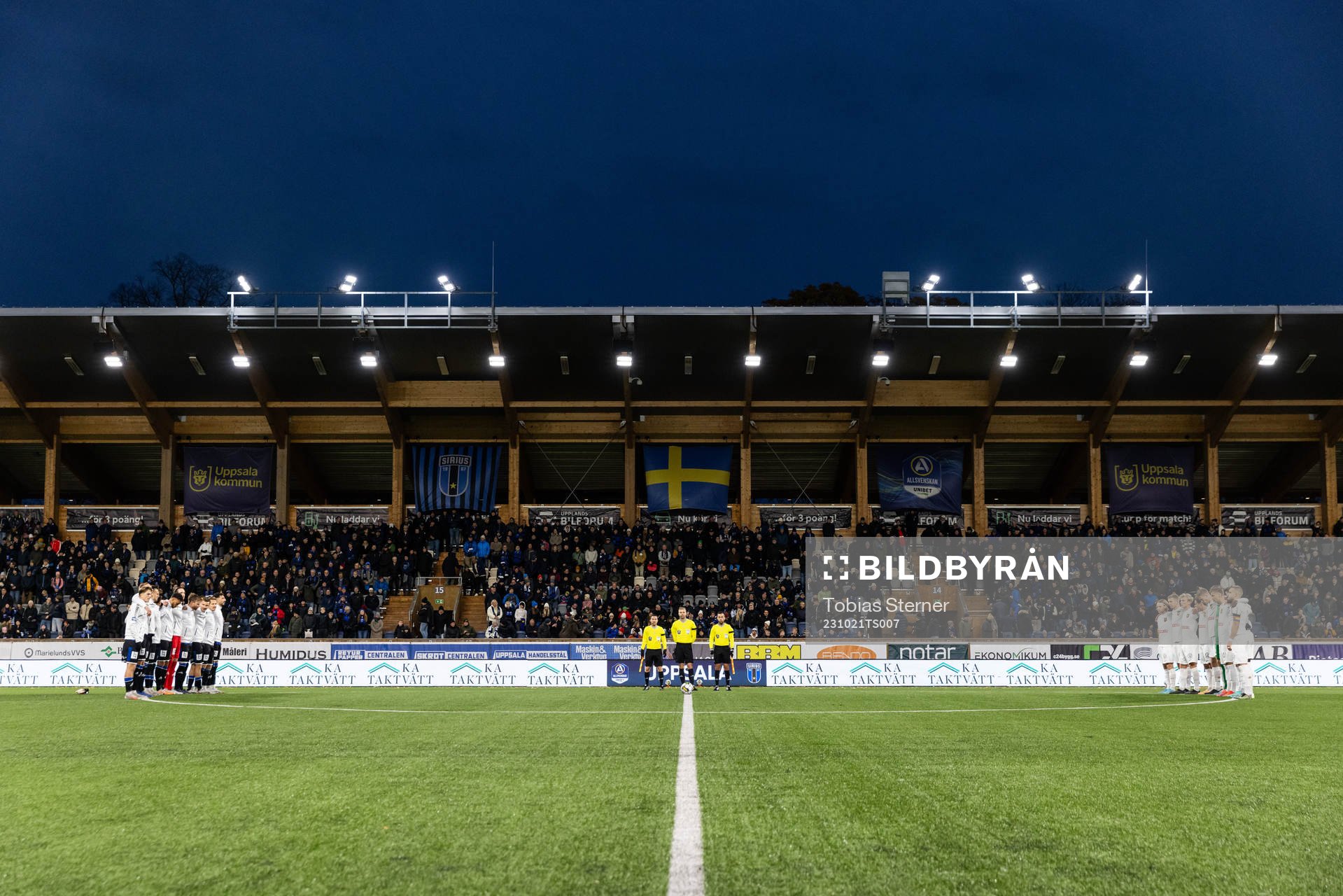 Sirius och Brommapojkarnas spelare deltar i en tyst minut