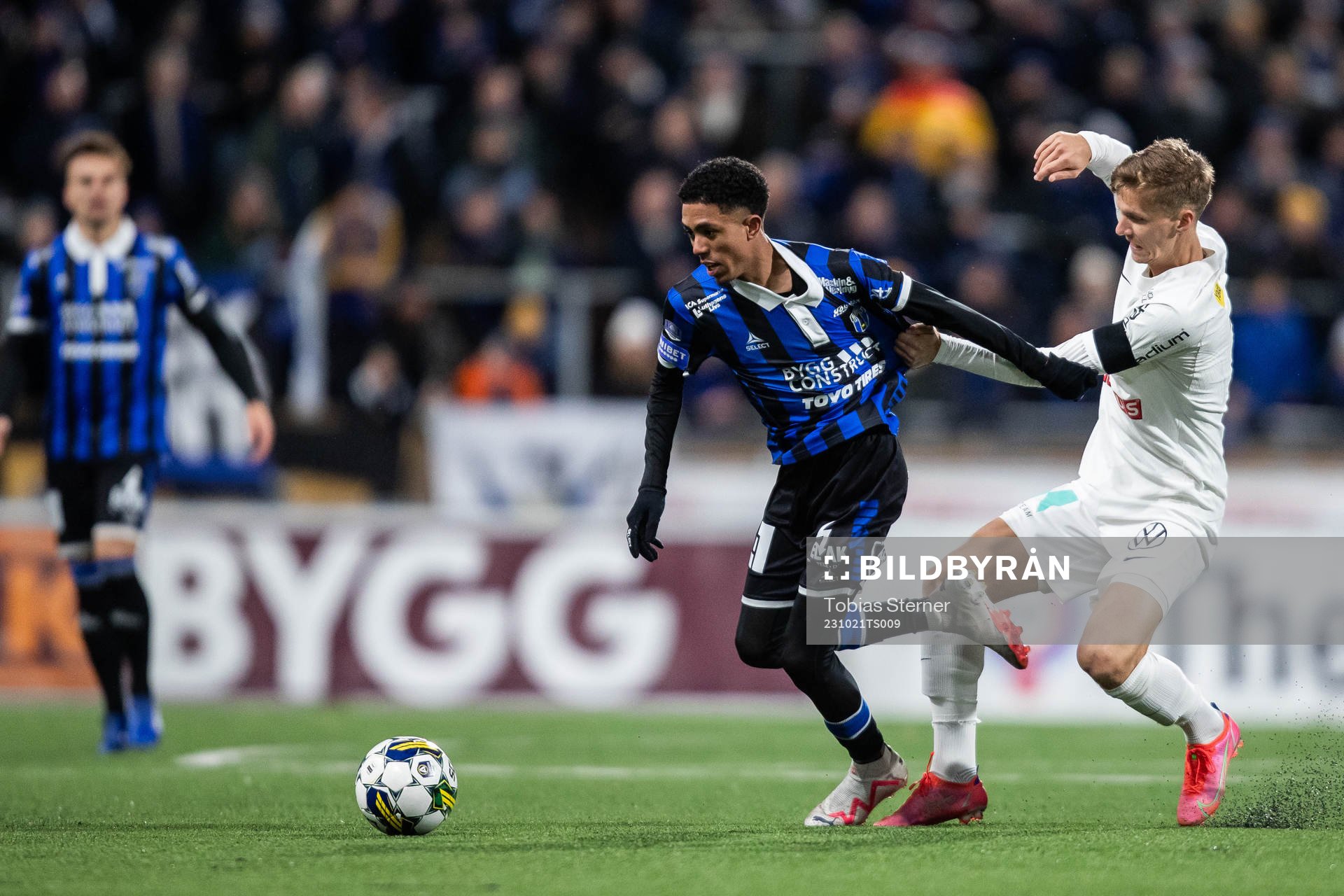 Sirius Tashreeq Matthews och Brommapojkarnas Samuel Leach