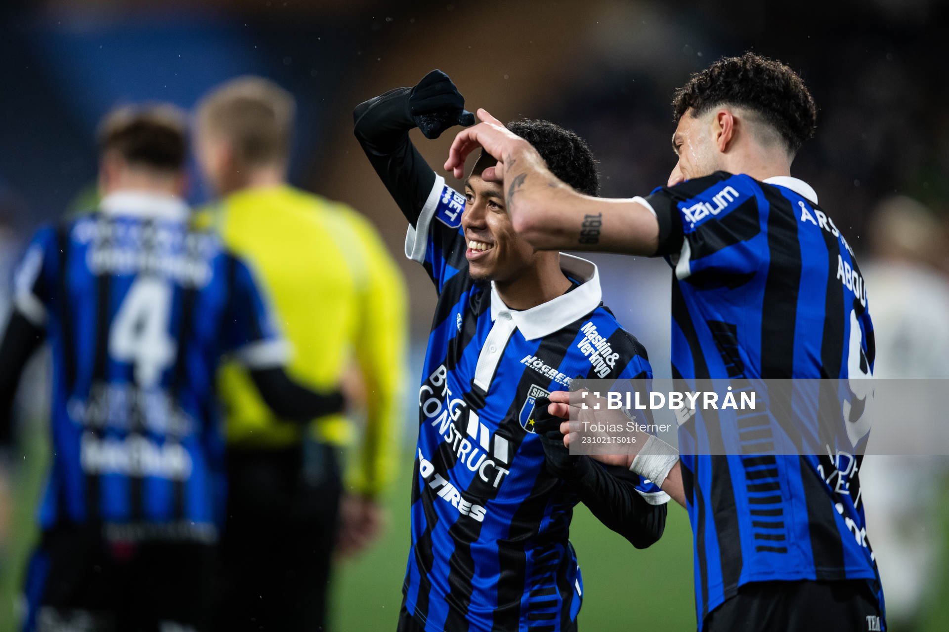 Sirius Tashreeq Matthews och Wessam Abou Ali jublar