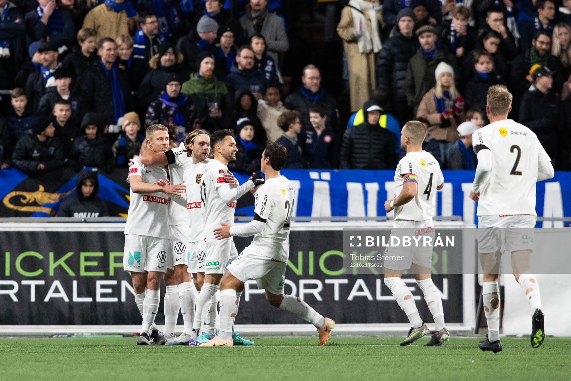 Brommapojkarnas Ludvig Fritzson jublar med lagkamrater