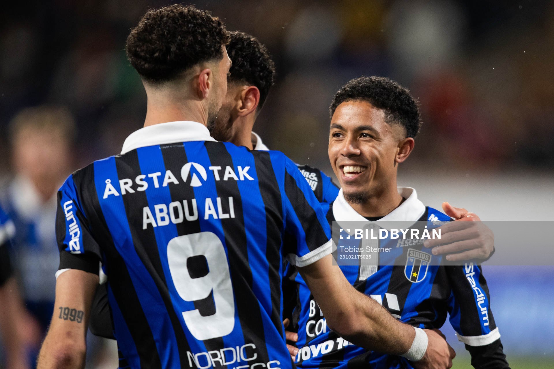 Sirius Tashreeq Matthews jublar efter 1-1 under fotbollsmatchen i Allsvenskan mellan Sirius och Brommapojkarna den 21 oktober 2023 i Uppsala.