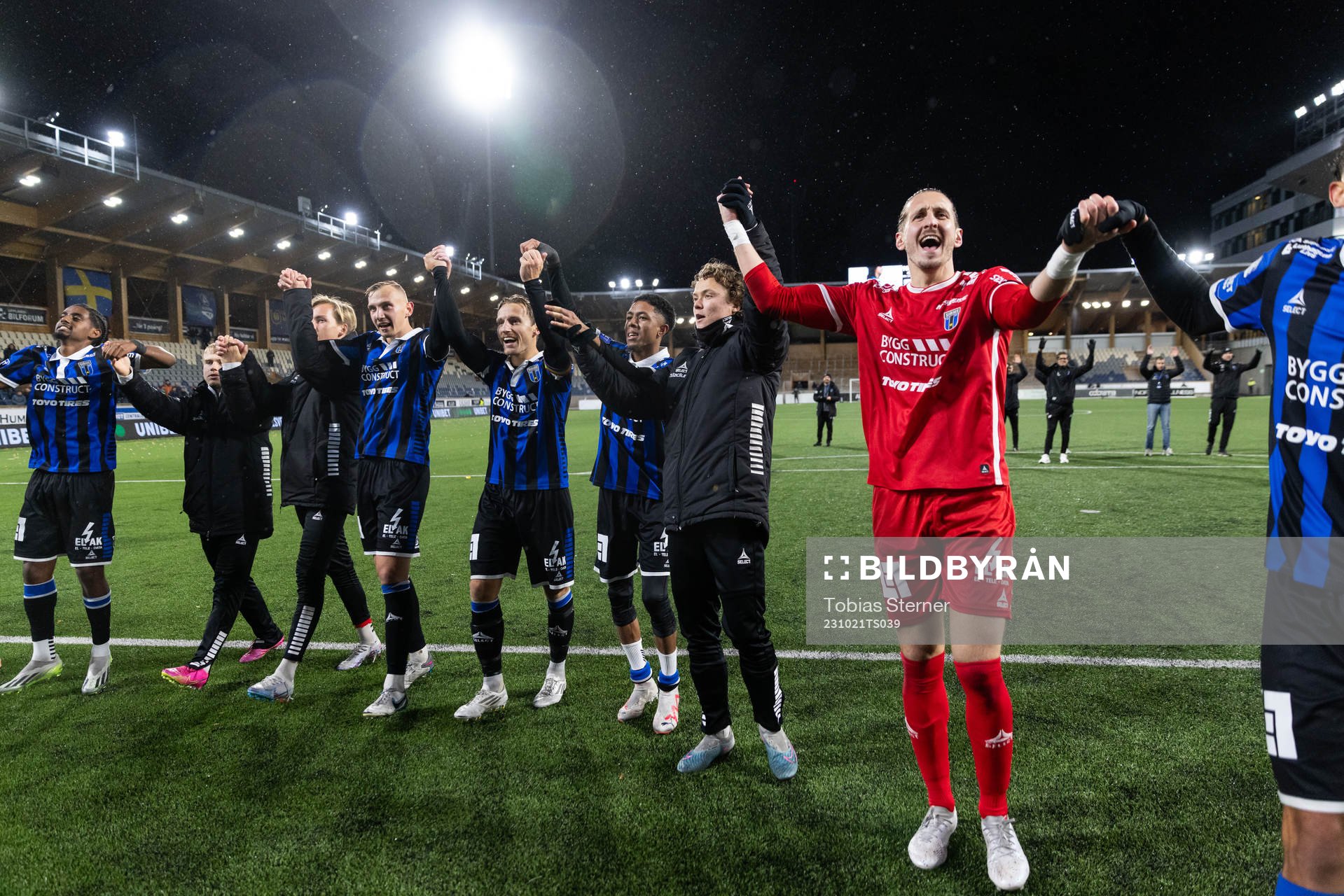 Sirius David Mitov Nilsson jublar efter fotbollsmatchen i Allsvenskan mellan Sirius och Brommapojkarna den 21 oktober 2023 i Uppsala.