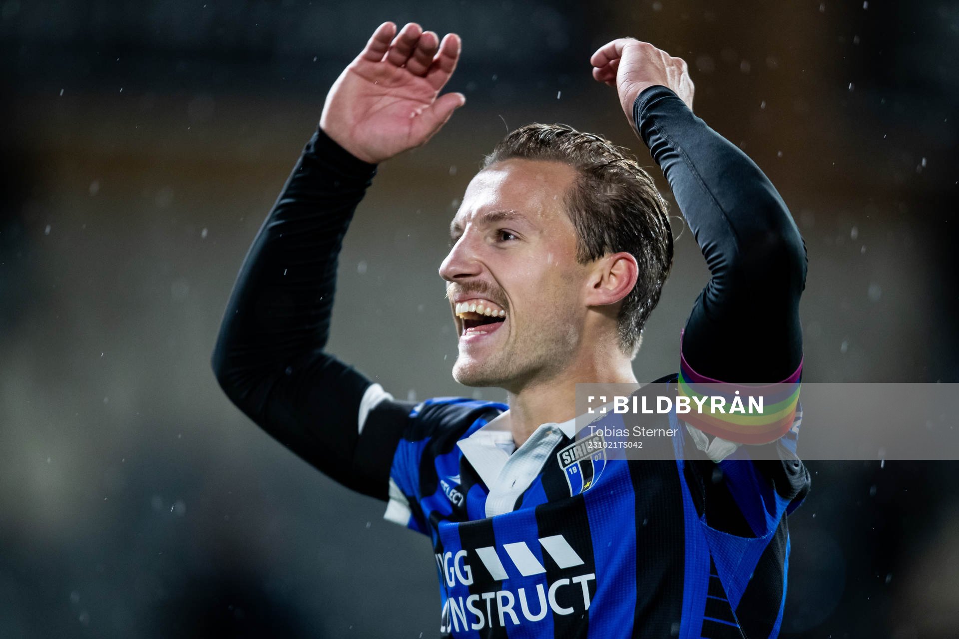 Sirius Daniel Stensson jublar efter fotbollsmatchen i Allsvenskan mellan Sirius och Brommapojkarna den 21 oktober 2023 i Uppsala. 