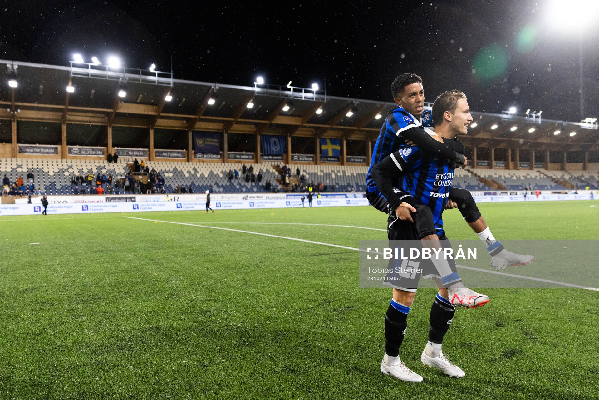 Sirius Daniel Stensson och Tashreeq Matthews jublar