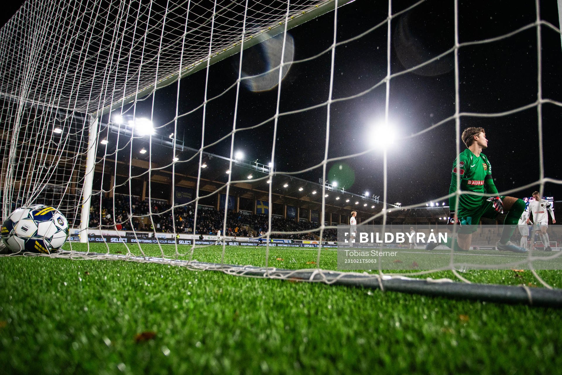 Brommapojkarnas målvakt Filip Sidklev deppar
