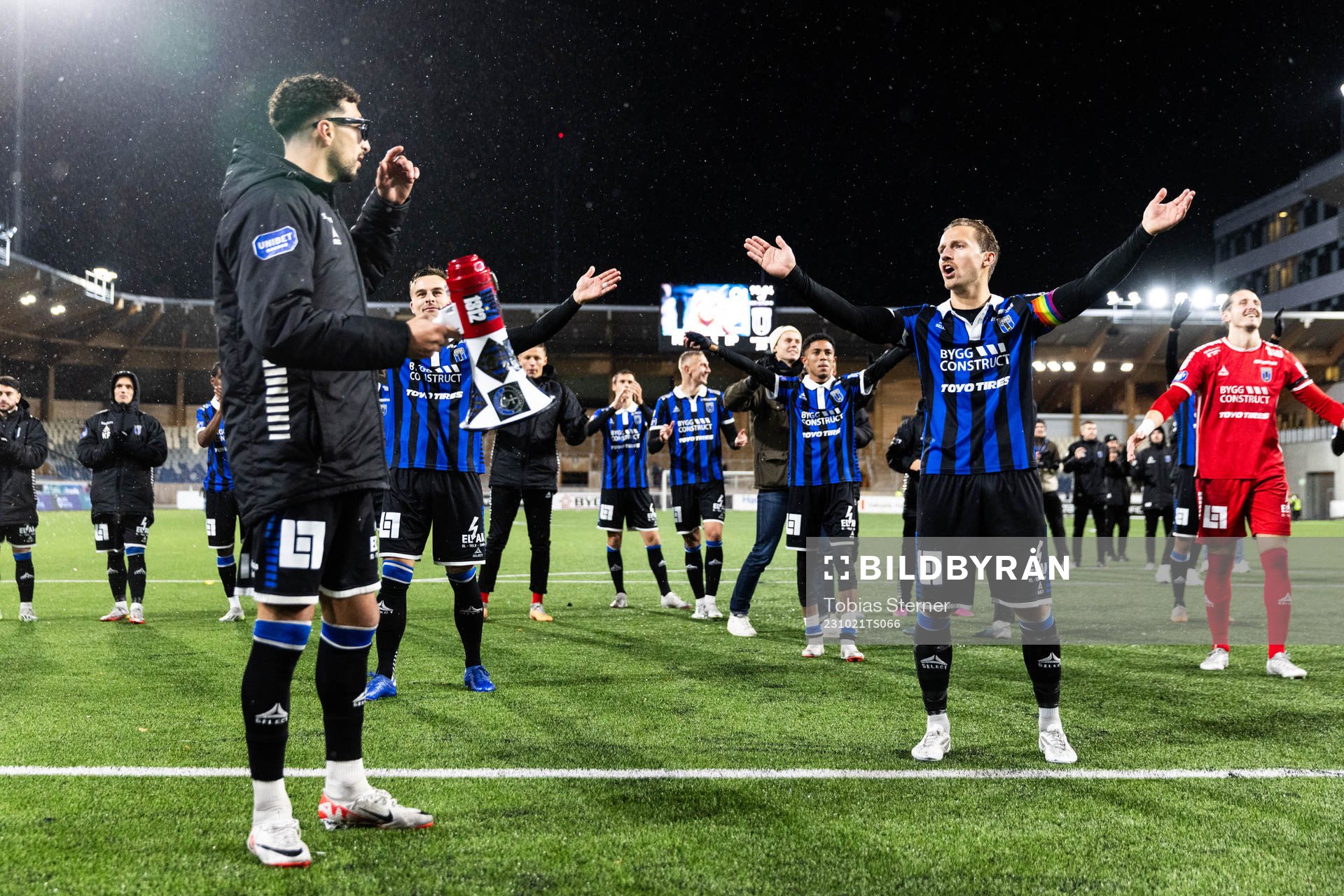 Sirius Daniel Stensson jublar med lagkamrater