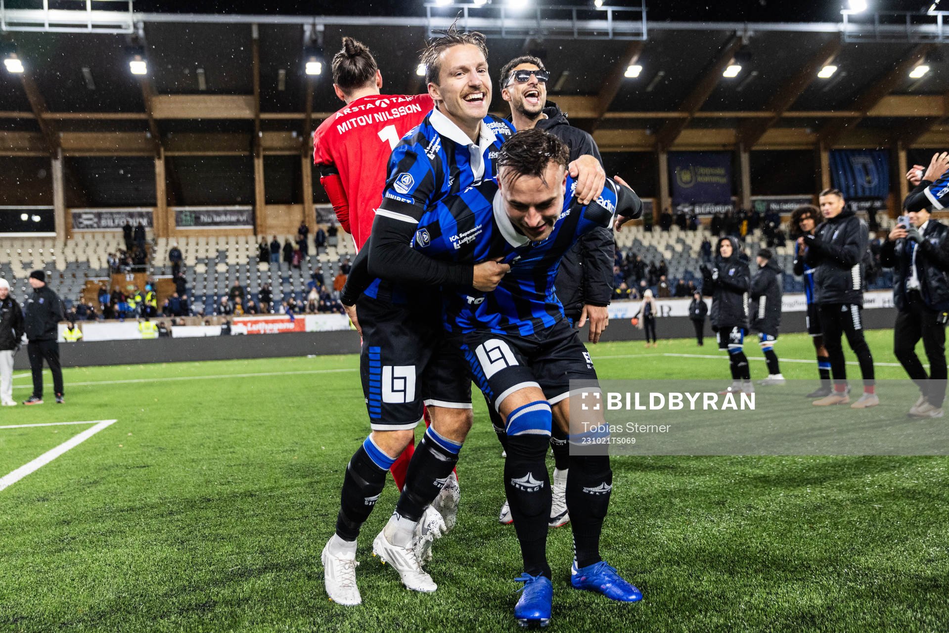 Sirius Daniel Stensson och Henrik Castegren jublar efter fotbollsmatchen i Allsvenskan mellan Sirius och Brommapojkarna den 21 oktober 2023 i Uppsala.
