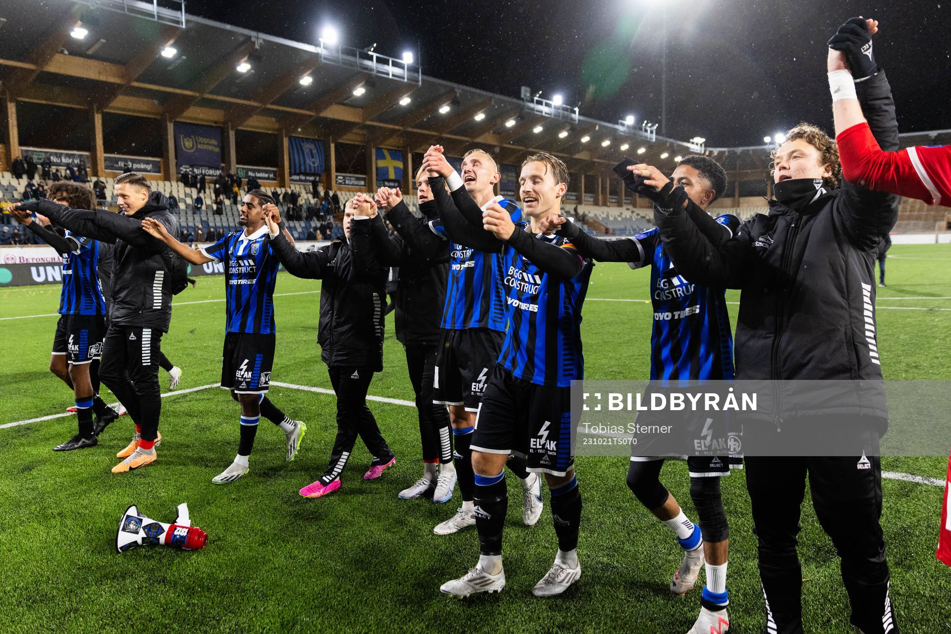Sirius Daniel Stensson jublar med lagkamrater