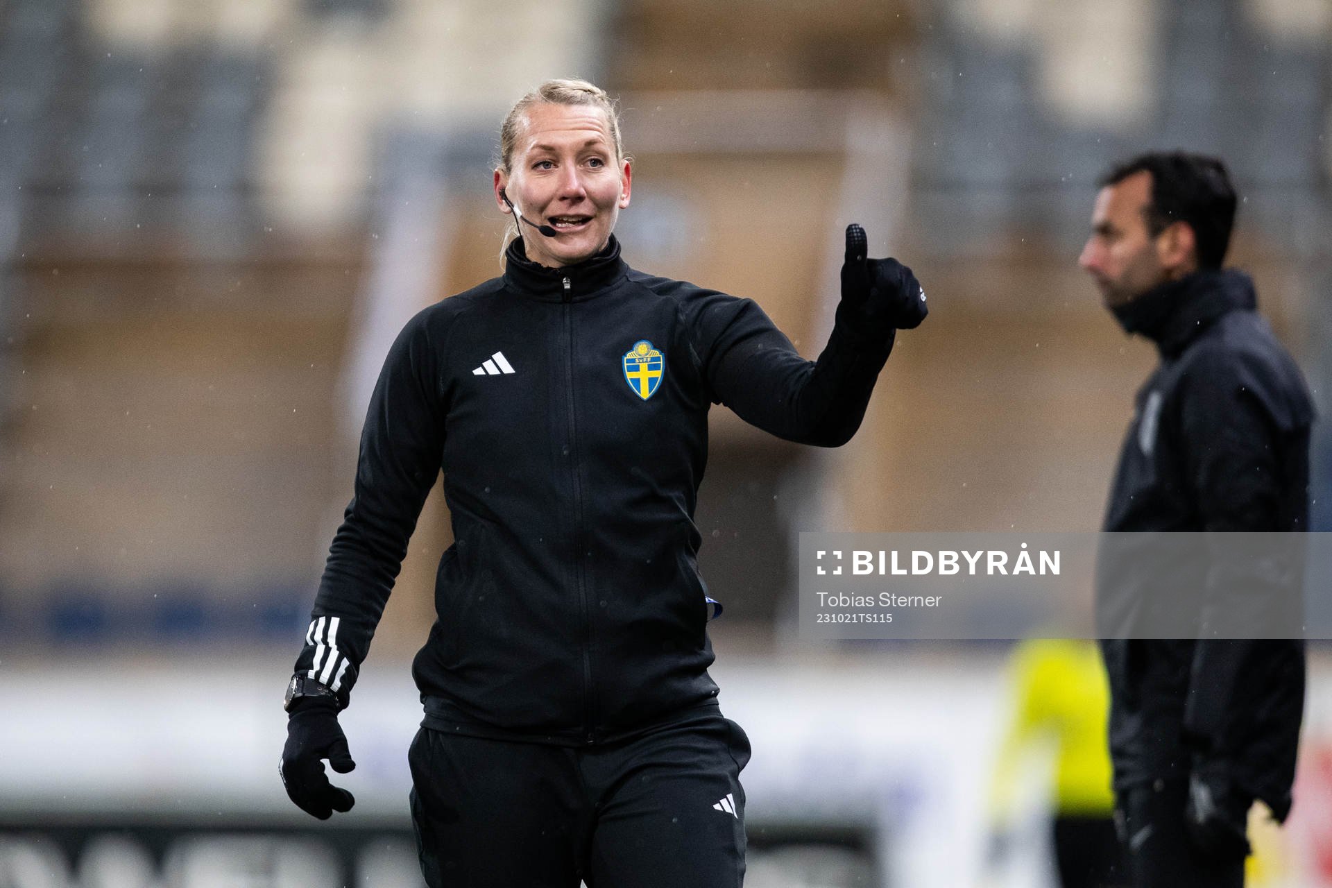 Fjärdedomaren Tess Olofsson under fotbollsmatchen i Allsvenskan mellan Sirius och Brommapojkarna den 21 oktober 2023 i Uppsala. 