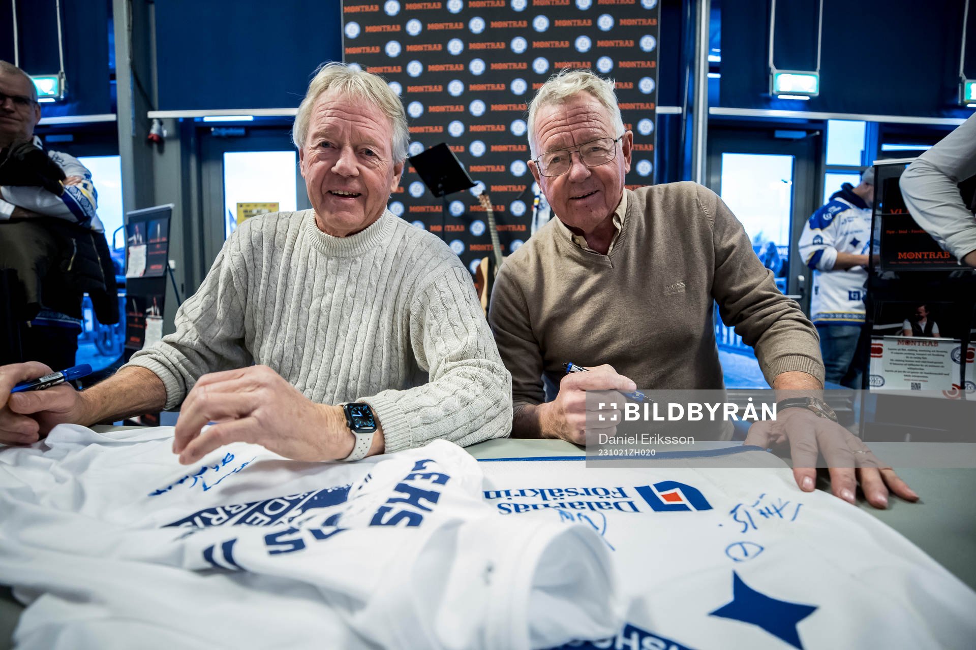 Bröderna Abris Christer och Tommy signerar tröjor innan