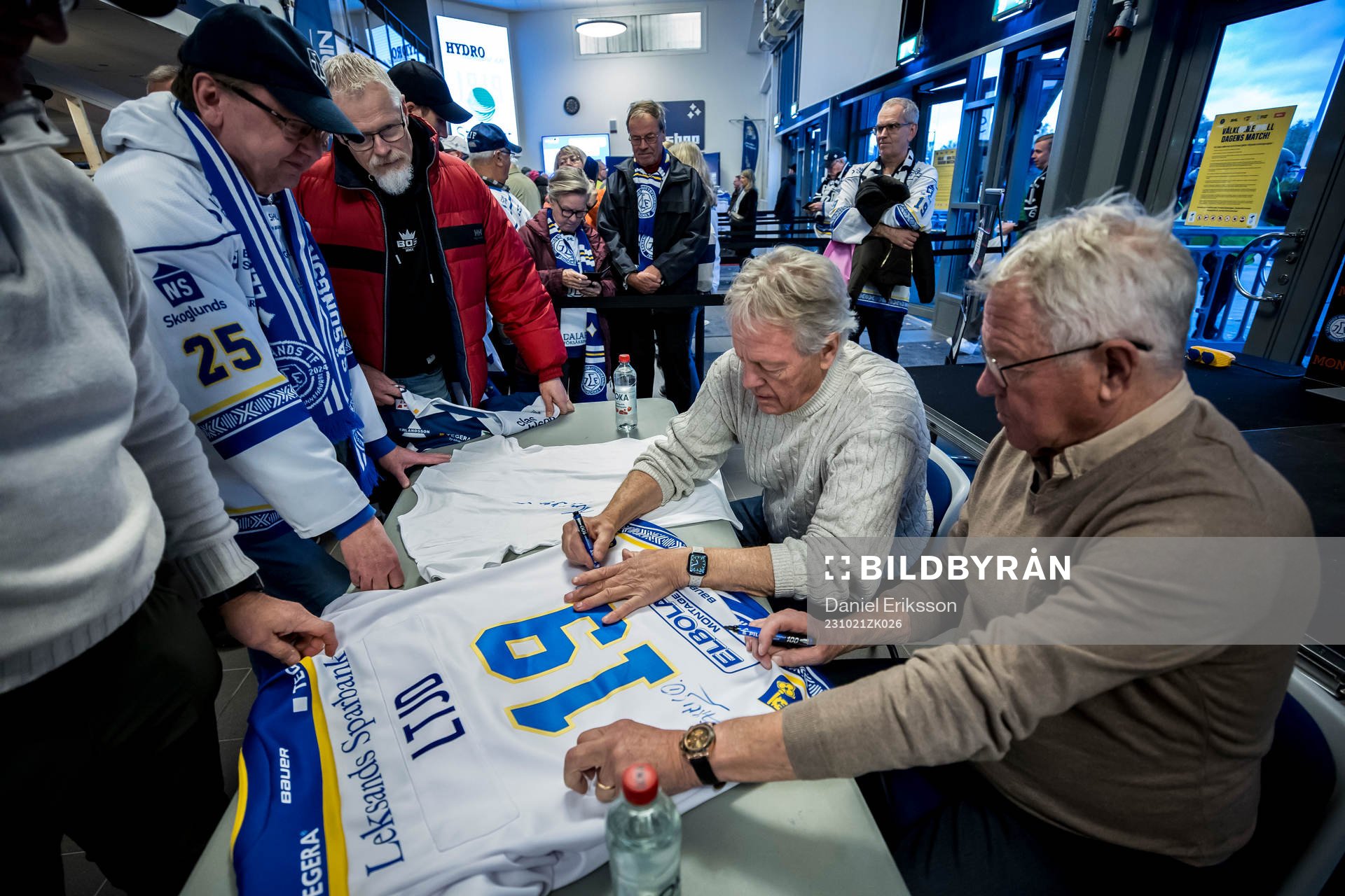Bröderna Abris Christer och Tommy signerar tröjor innan