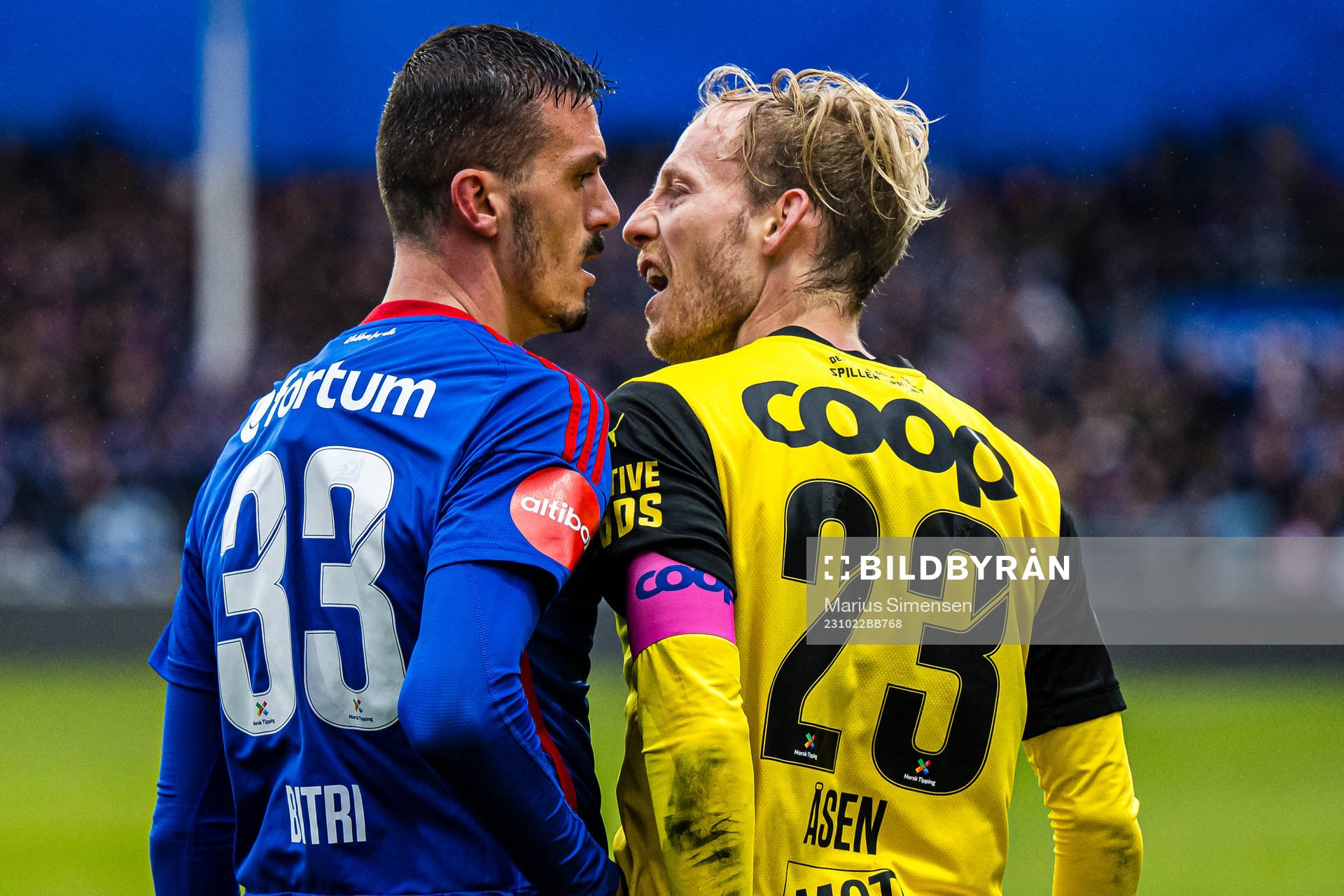 Eneo Bitri of Vålerenga and Gjermund Åsen of Lillestrøm