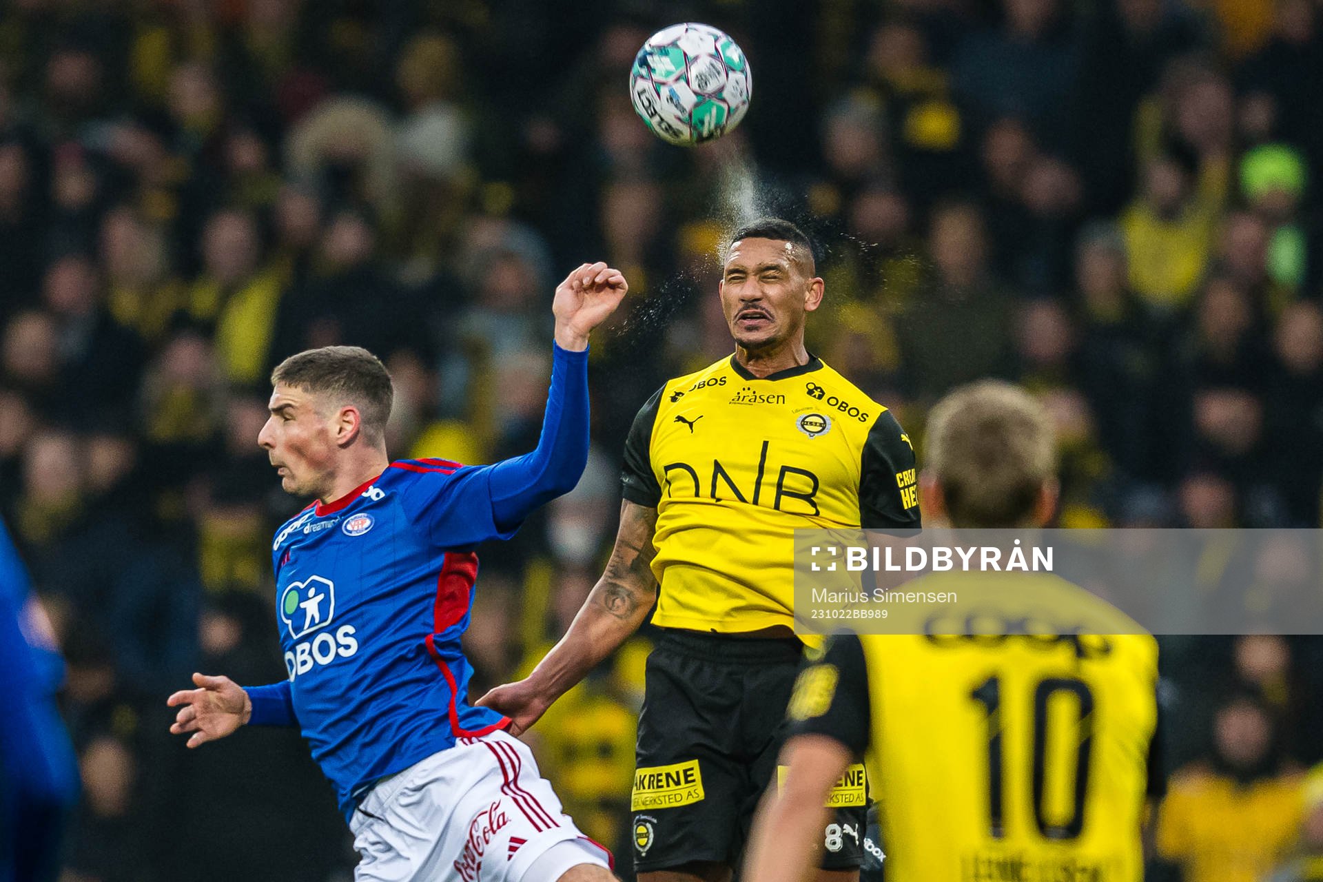 Andrej Ilic of Vålerenga and Lunan Ruben Gabrielsen of Lillestrøm during the Eliteserien match between Lillestrøm and Vålerenga on October 22, 2023 in Lillestrøm.