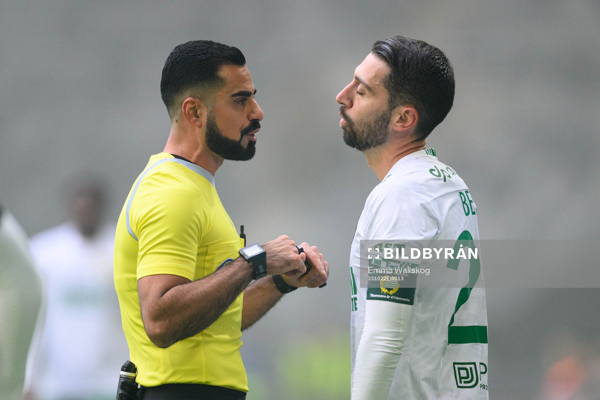 Domare Mohammed Al-Hakim pratar med Hammarbys Nahir Besara