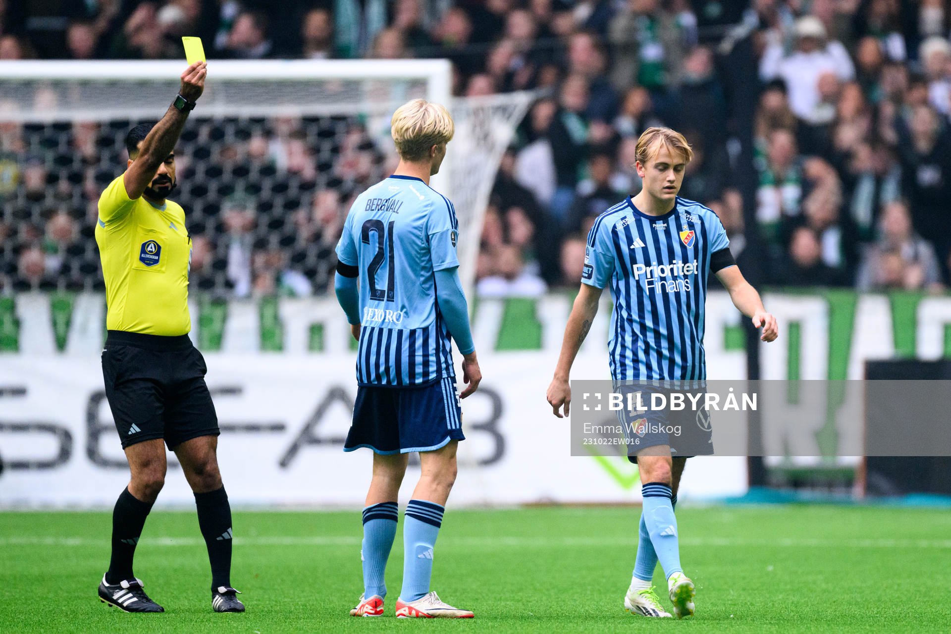 Djurgårdens Oskar Fallenius får gult kort