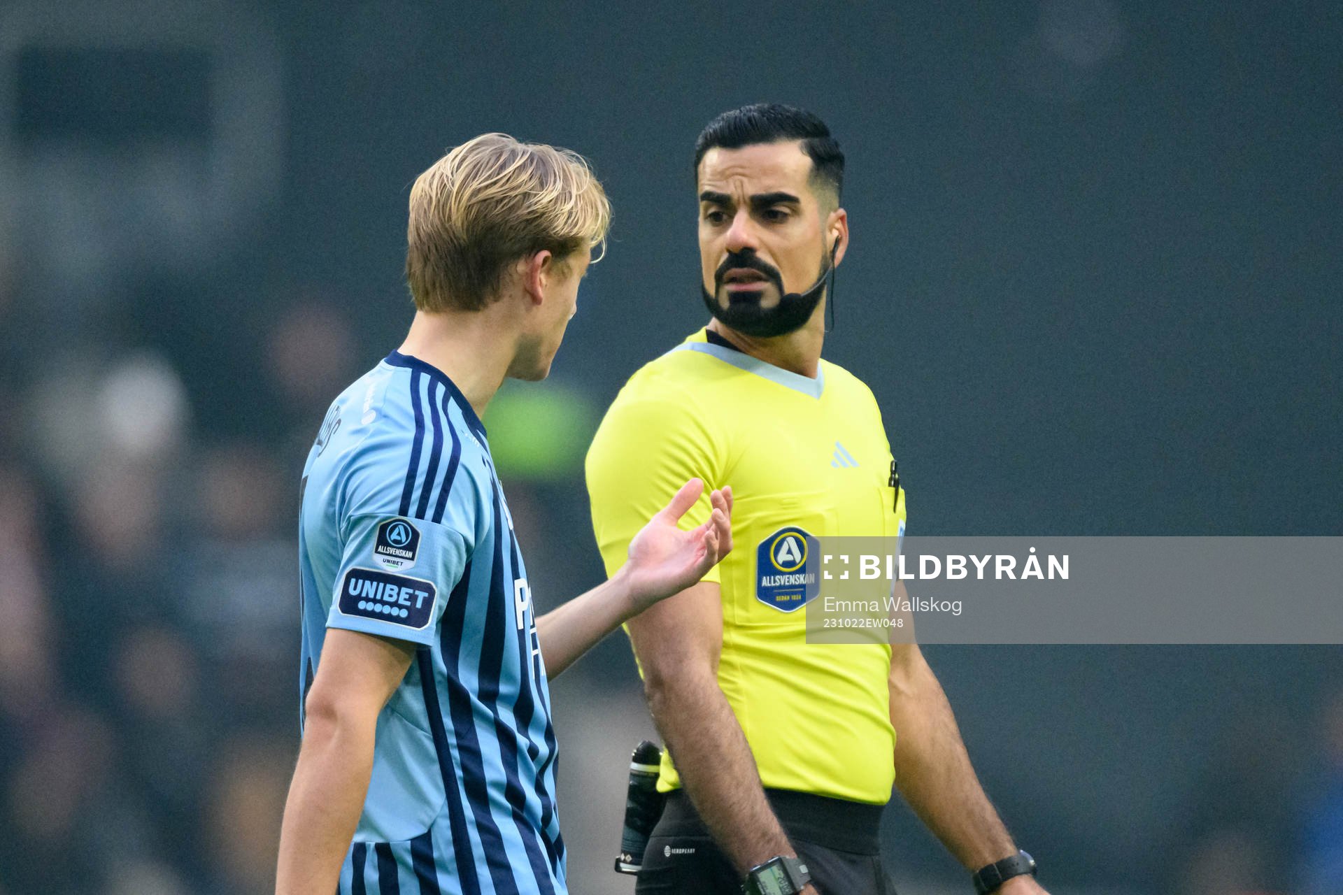 Djurgårdens Oskar Fallenius pratar med Domare Mohammed
