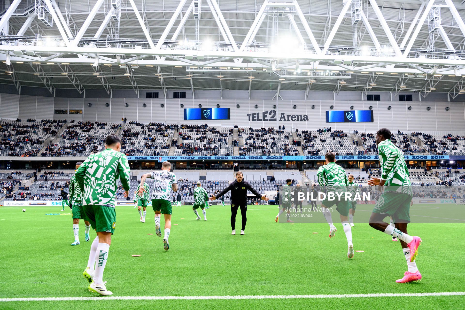 Hammarbys spelare värmer upp innan fotbollsmatchen i