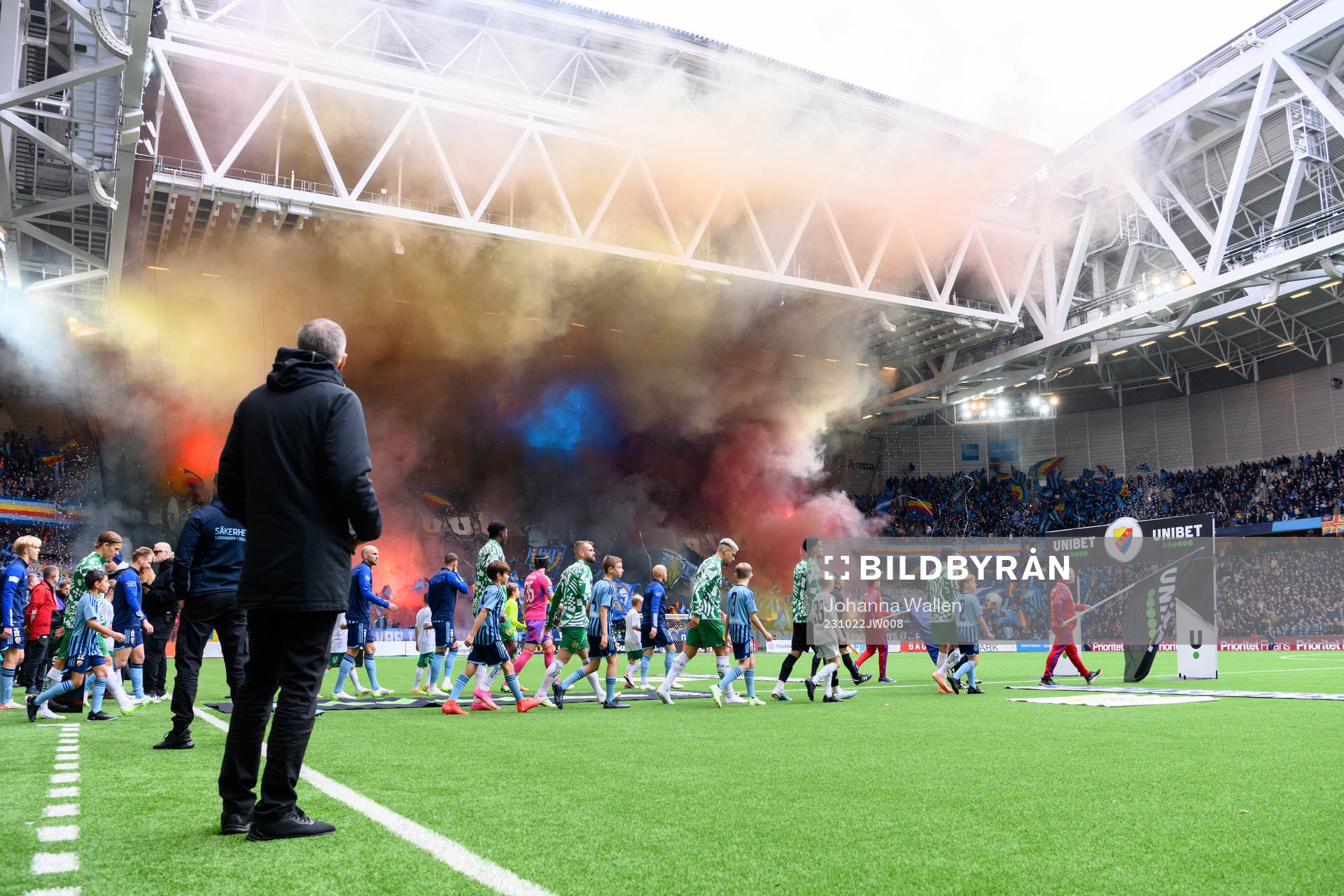 Spelarna går in på planen innan fotbollsmatchen i