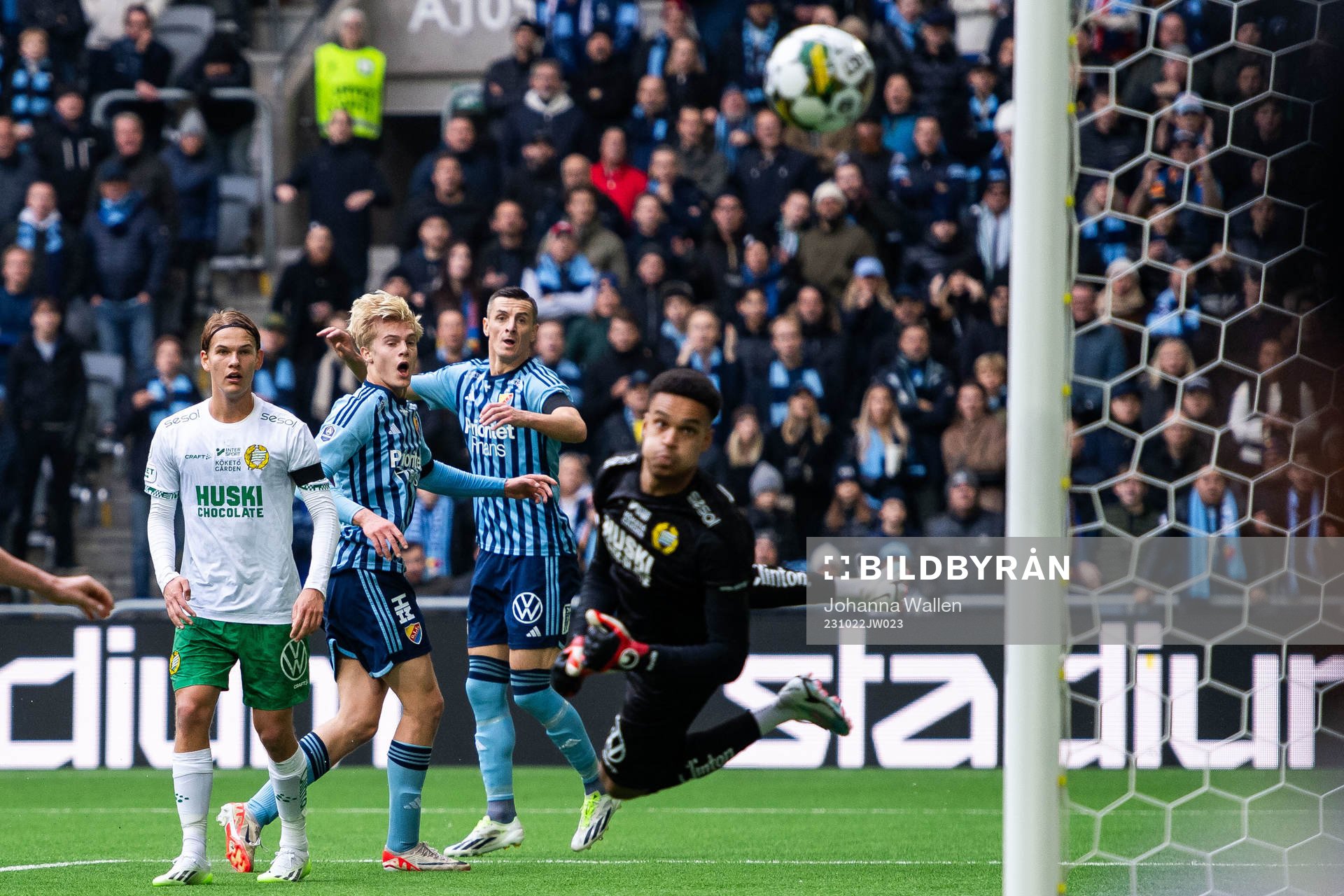 Hammarbys Markus Karlsson och målvakt Oliver Dovin mot