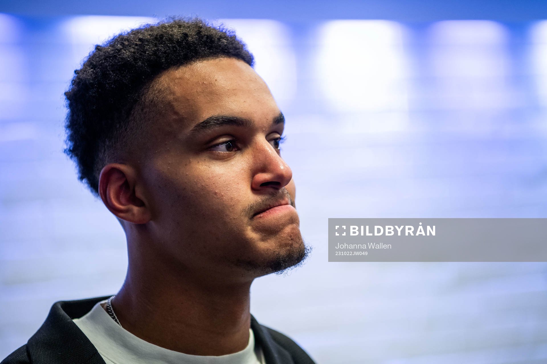 Hammarbys målvakt Oliver Dovin i mixade zonen