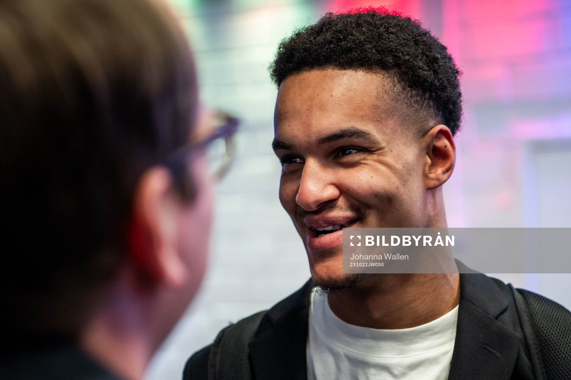 Hammarbys målvakt Oliver Dovin i mixade zonen