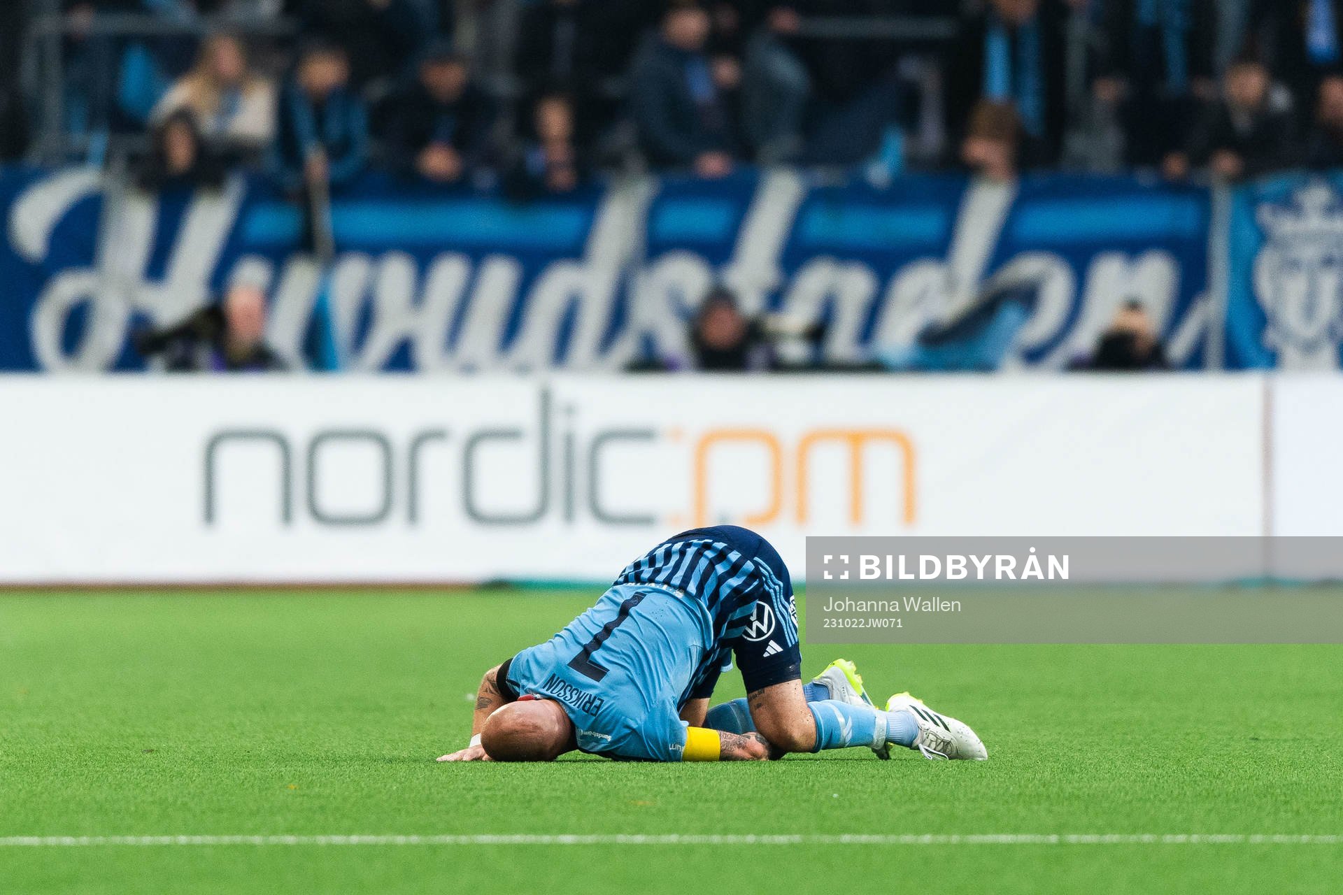 Djurgårdens Magnus Eriksson har ont under fotbollsmatchen i Allsvenskan mellan Djurgården och Hammarby den 22 oktober 2023 i Stockholm.