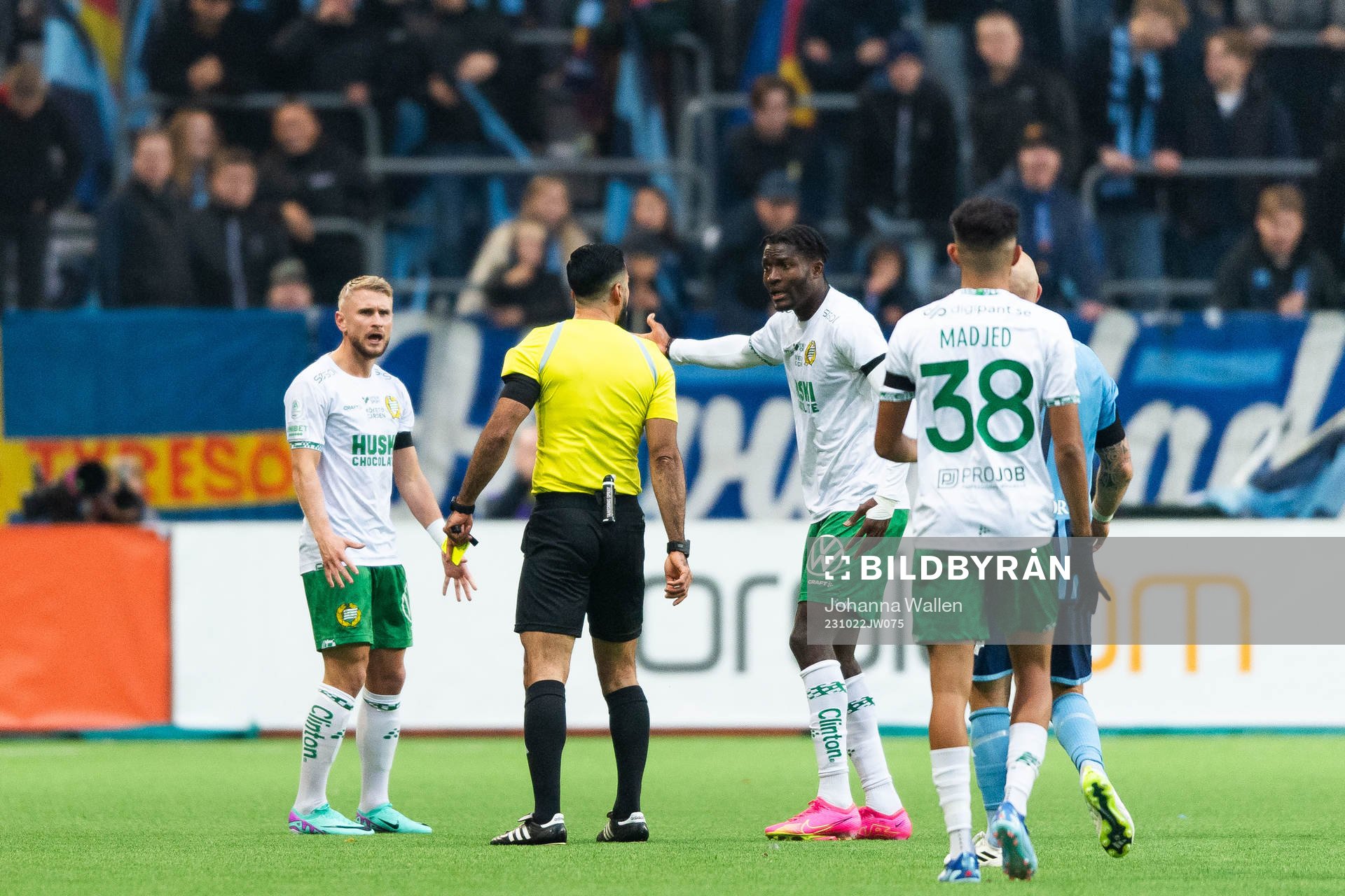 Hammarbys Simon Strand och Nathaniel Adjei reagerar på