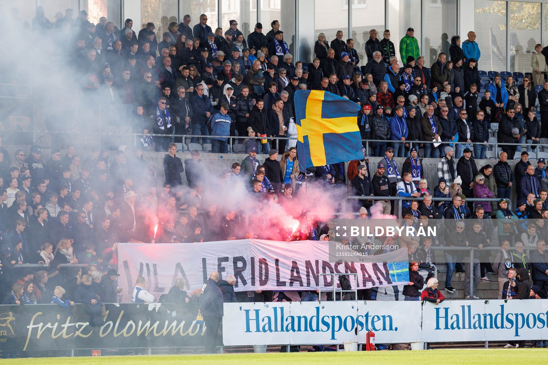 Halmstads supportrar med svensk flagga