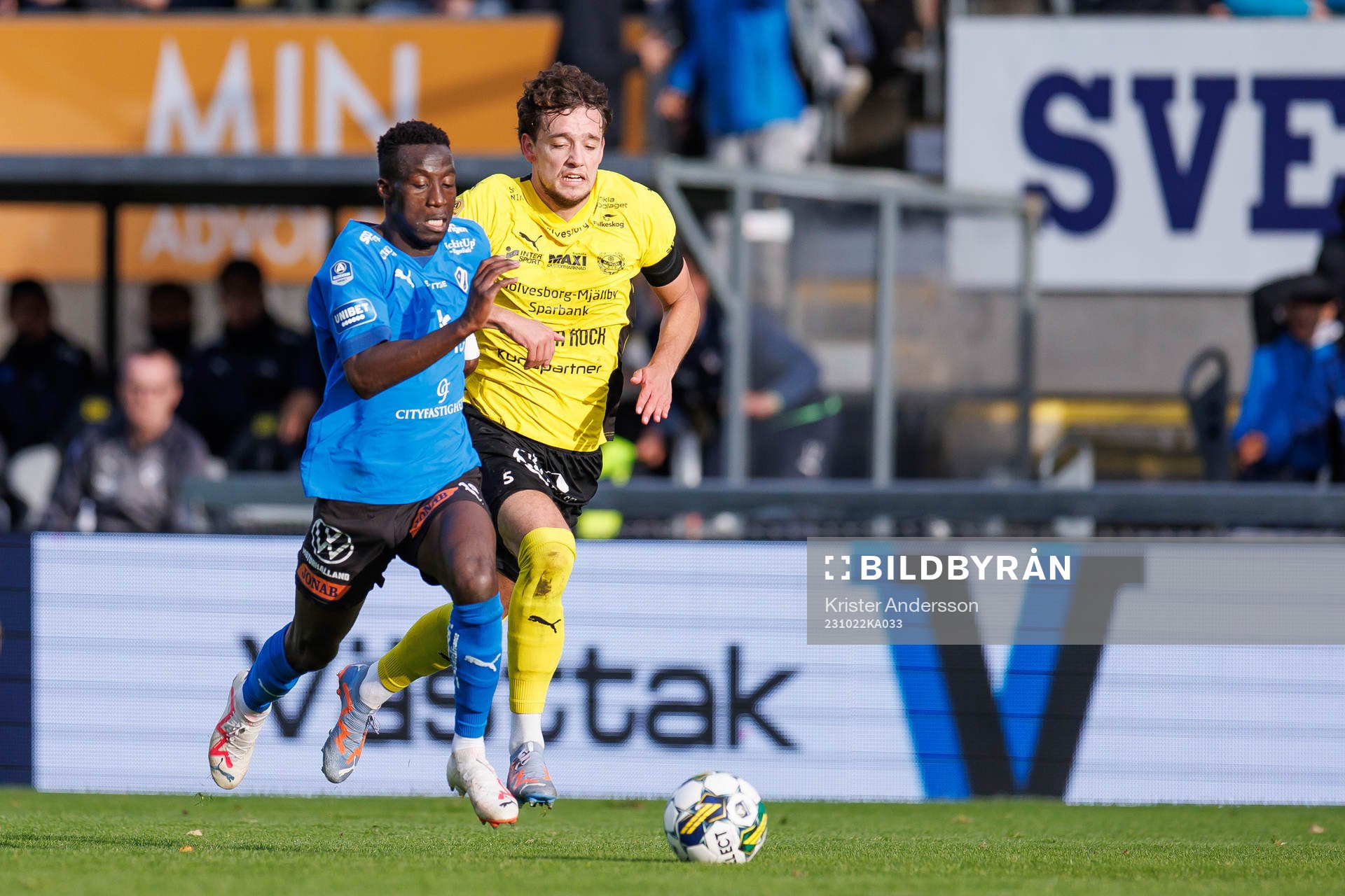 Halmstads Naeem Mohammed och Mjällbys Colin Rösler